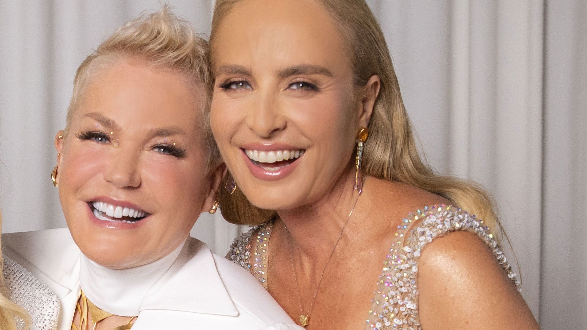Angélica posa com roupa fitness e recebe elogio de Xuxa