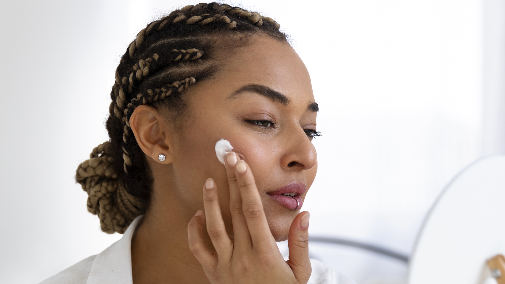 Protetor solar vencido? Dermatologista alerta sobre uso de produto