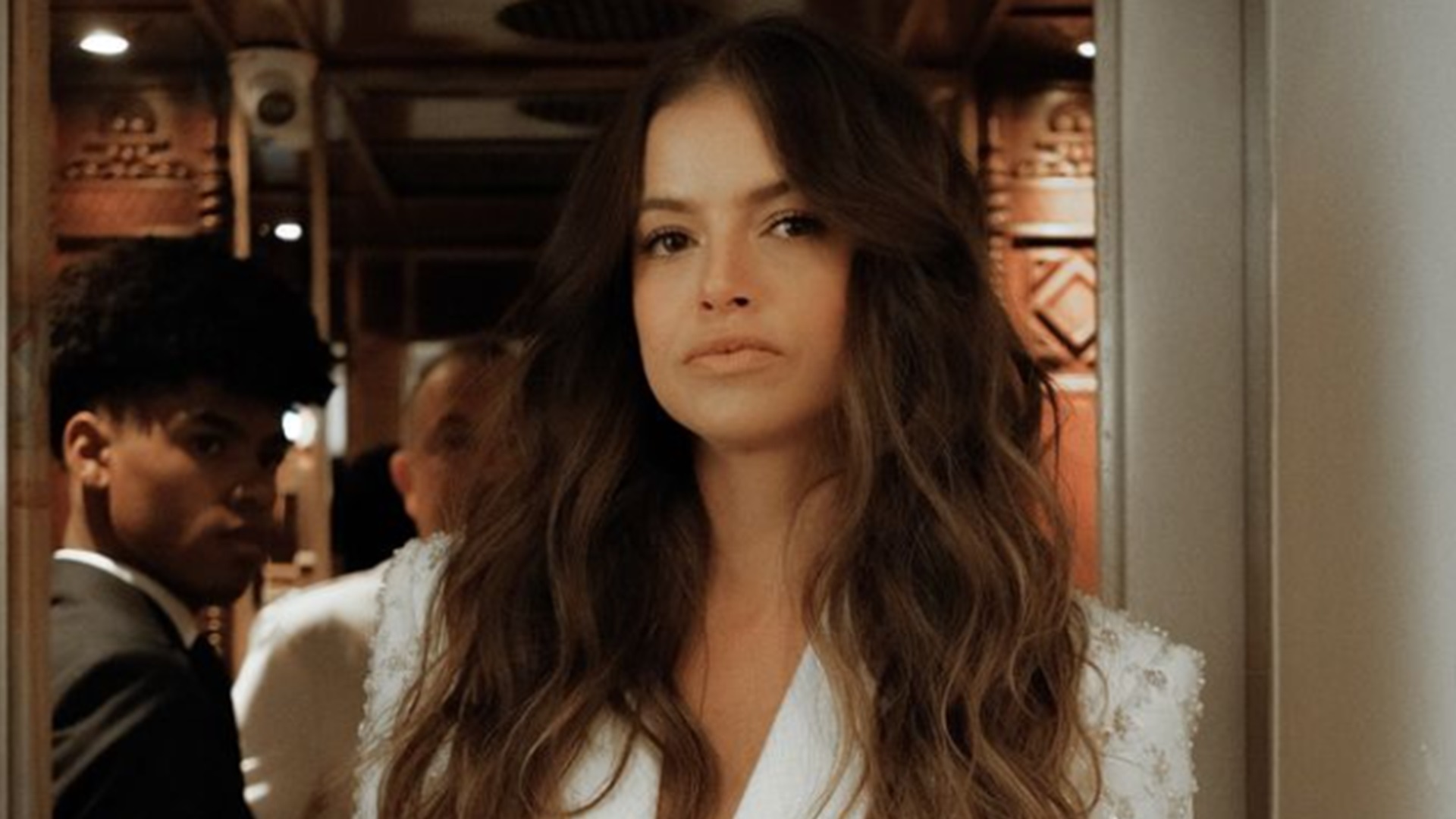 Agatha Moreira passa a tesoura no cabelo e impressiona com novo visual