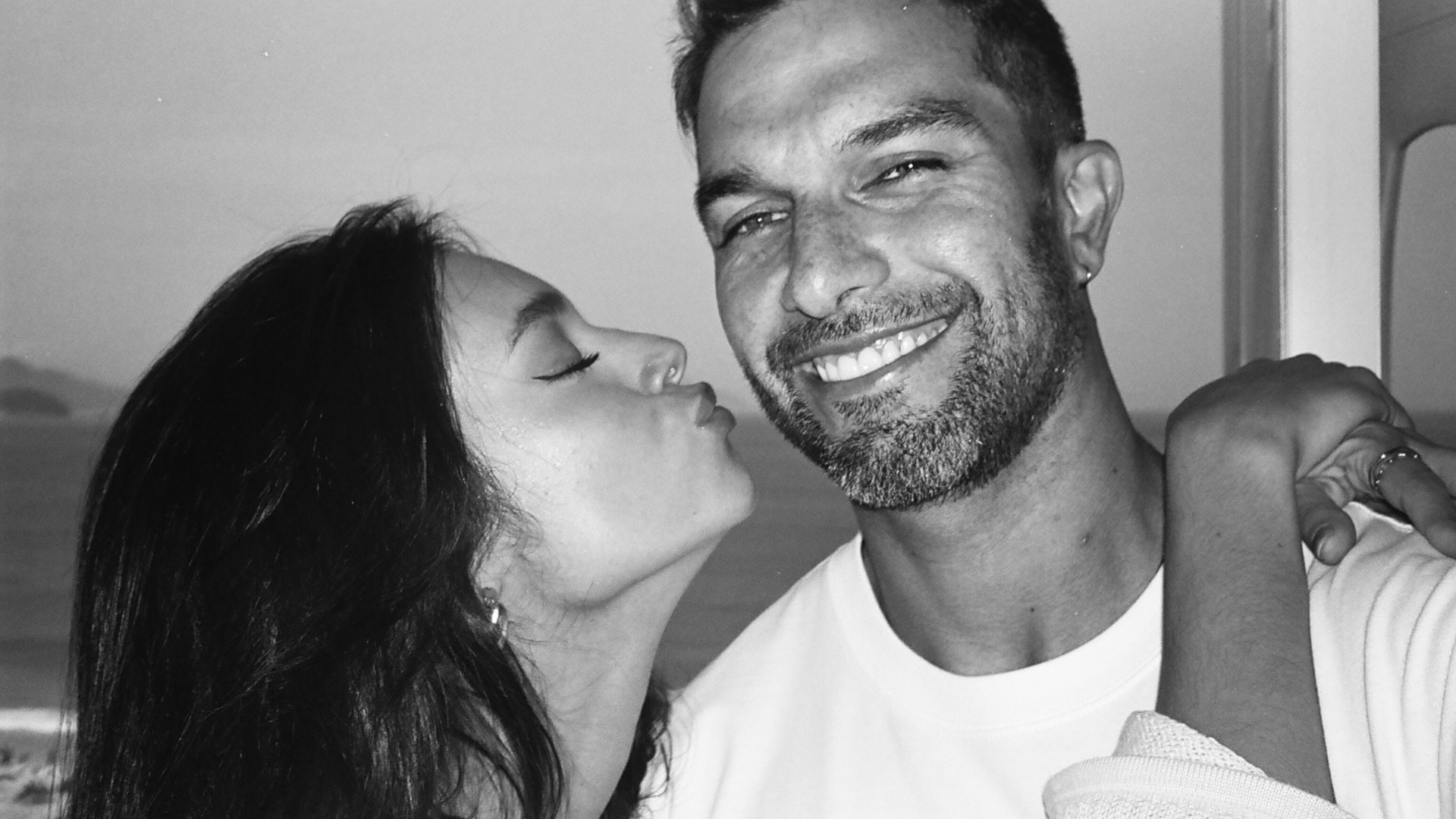 Ex-BBB Alane surge em clima de romance com irmão do cantor Silva