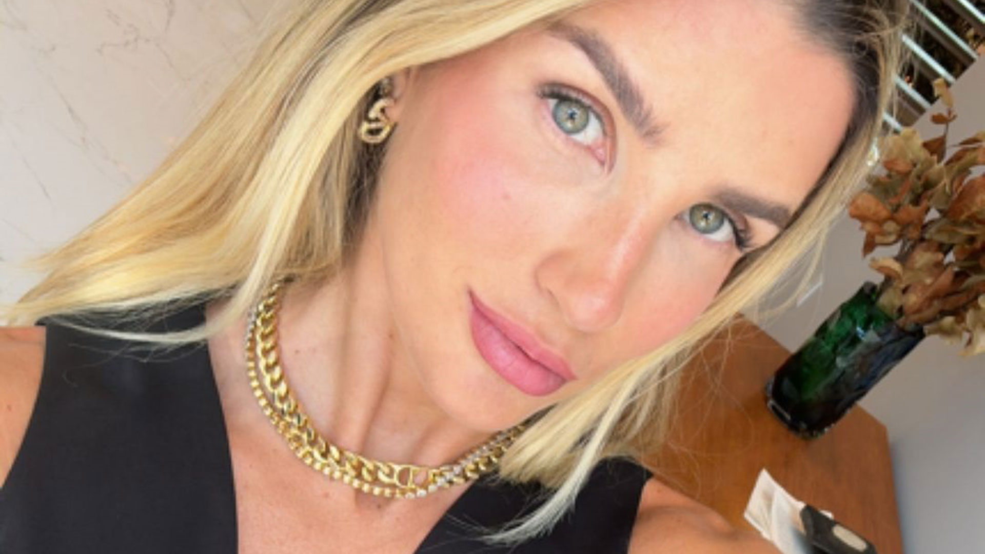 Aline Gotschalg revela que gostaria de remover tatuagem