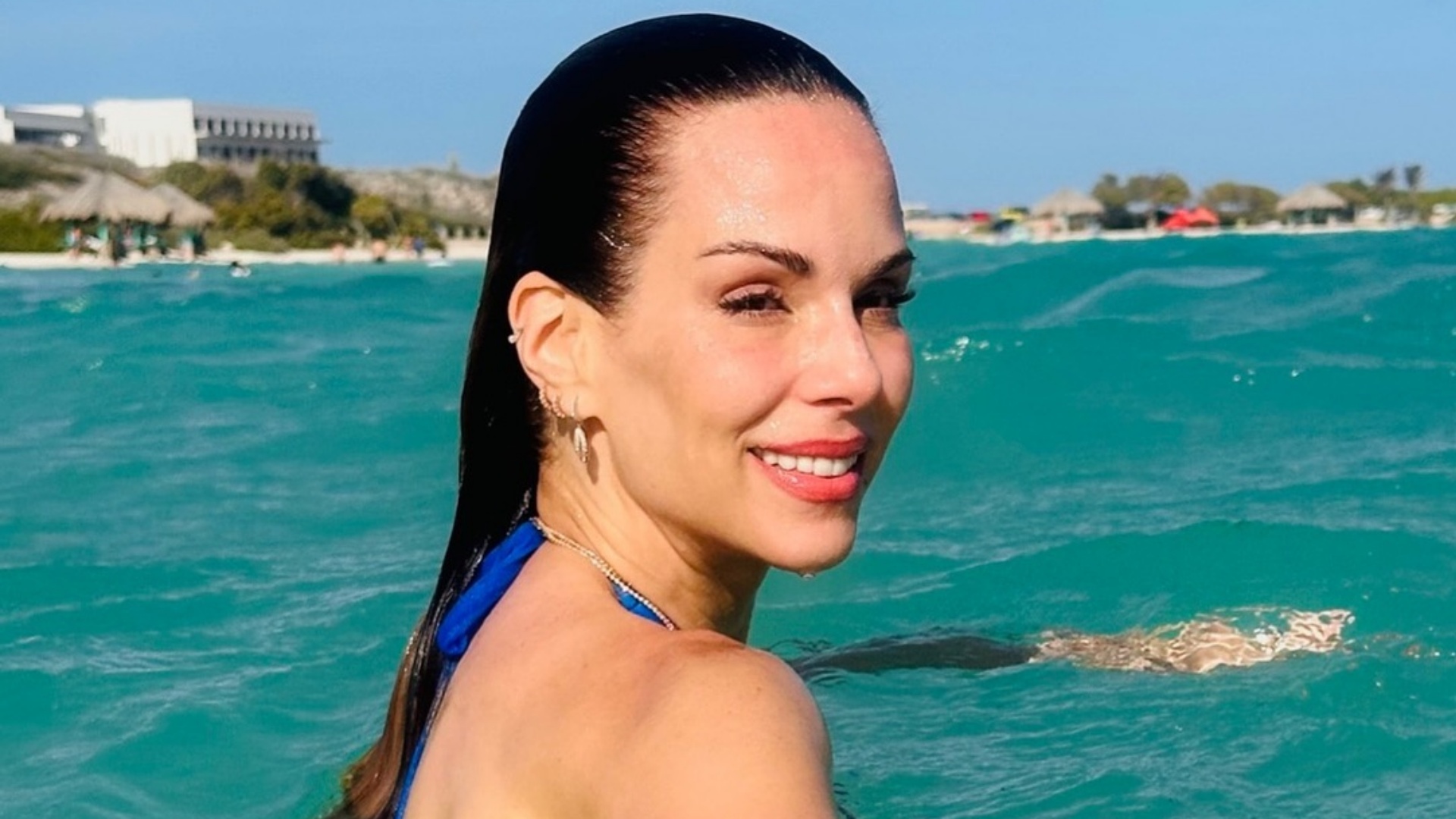Ana Furtado esbanja beleza ao renovar as energias com banho de mar