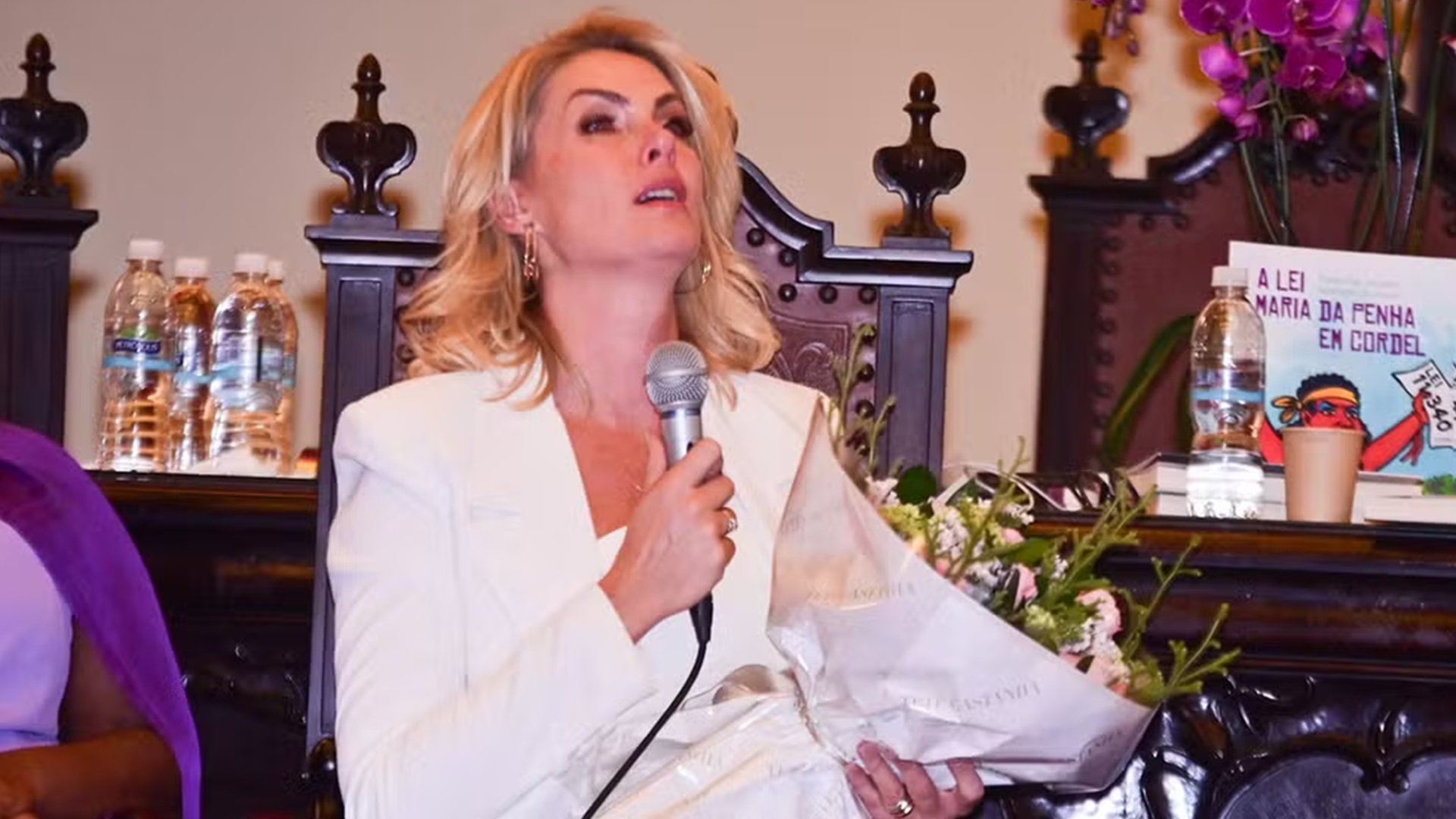 Ana Hickmann vai às lágrimas ao participar de homenagem a Maria da Penha