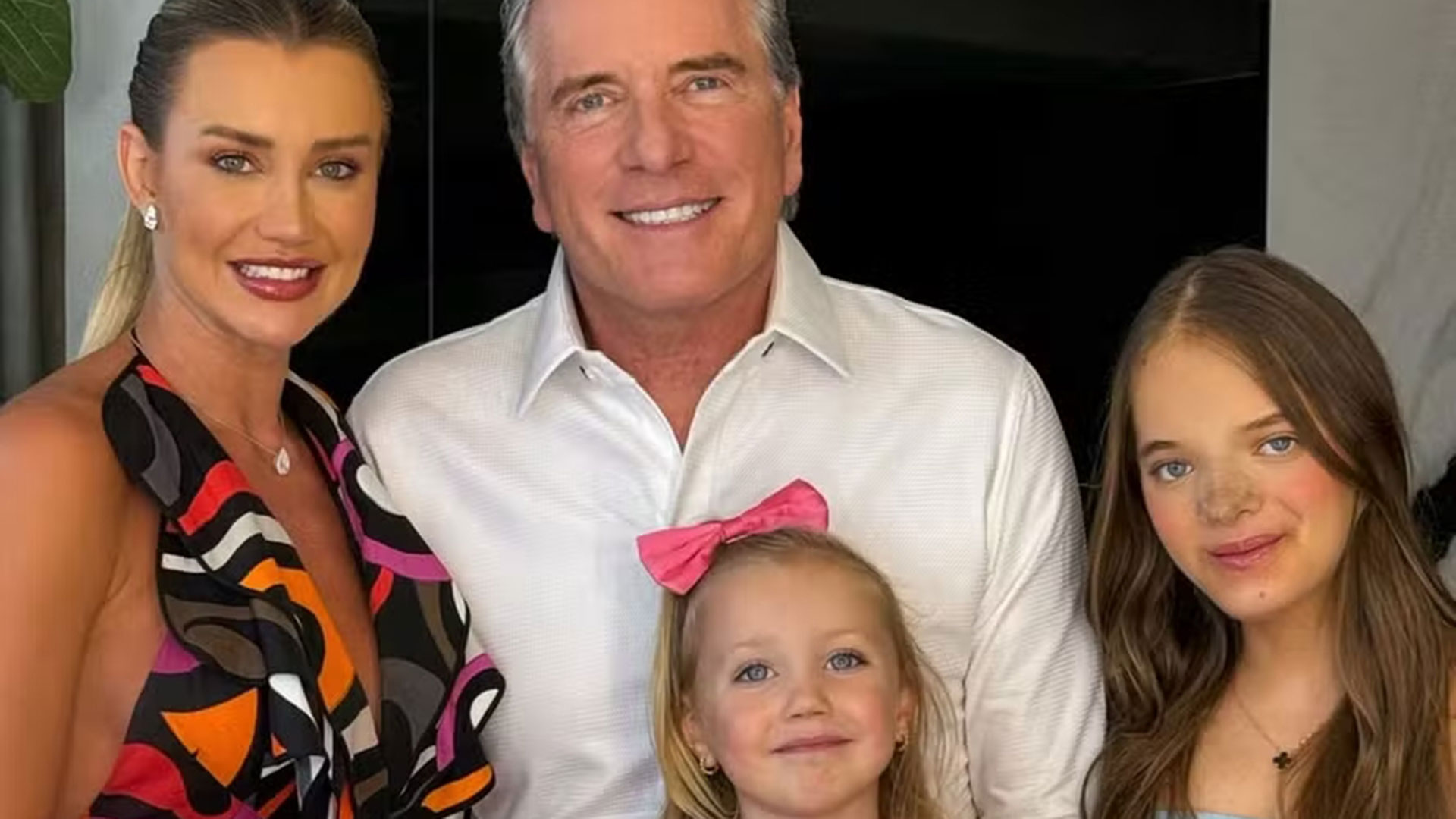 Ana Paula Siebert mostra vestido que Vicky usará na festa de Rafa Justus