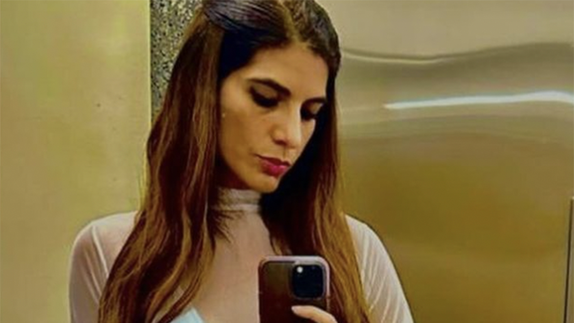 Magérrima, Andréia Sadi aposta em look com transparência para noitada