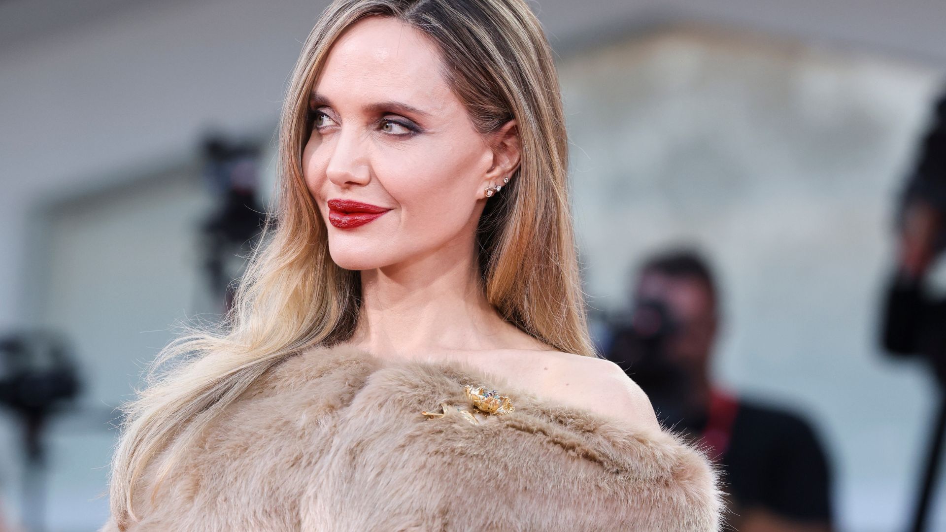 Angelina Jolie comenta sobre interpretar famosa cantora Maria Callas