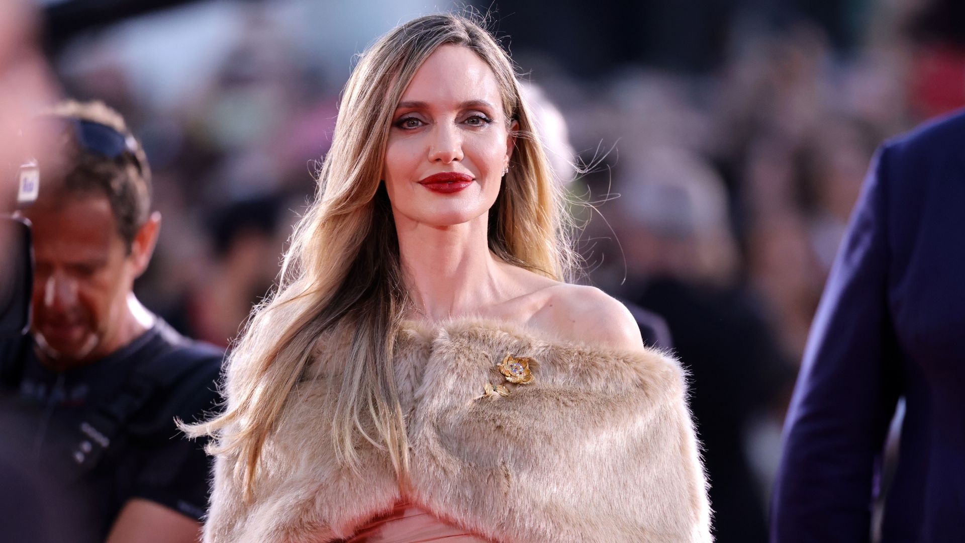 Angelina Jolie usa joias da década de 1970 em red carpet de Veneza