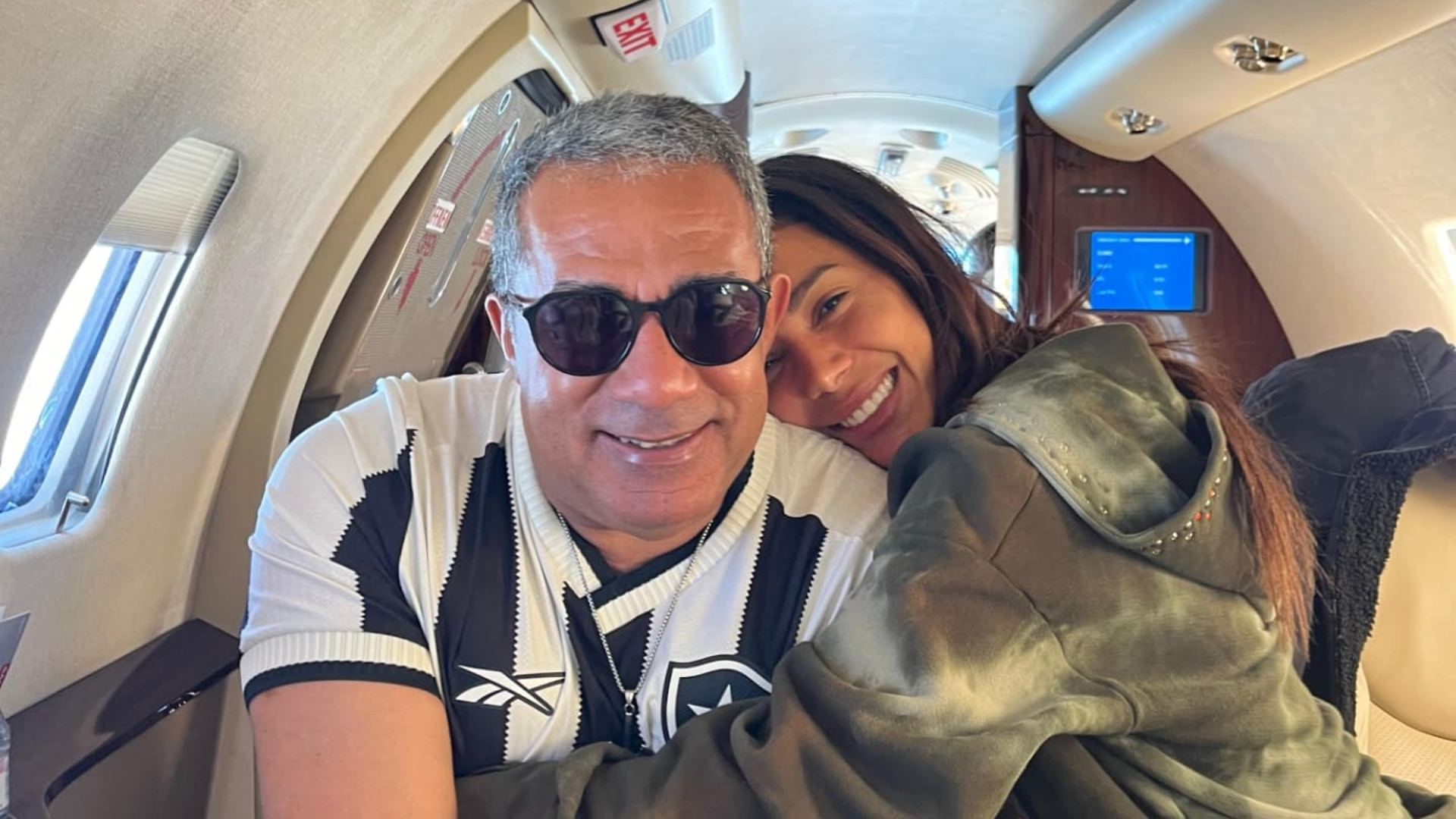 Anitta se declara para o pai: ‘Me ensinou a ser uma chefe cheia de poder’