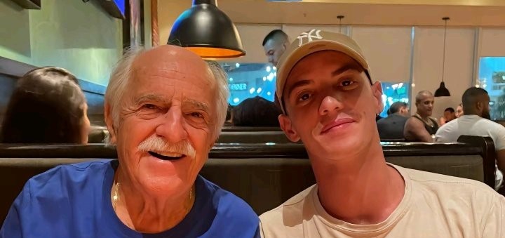 Ary Fontoura nega romance com fã e justifica foto: ‘Era pra mandar pra mãe’