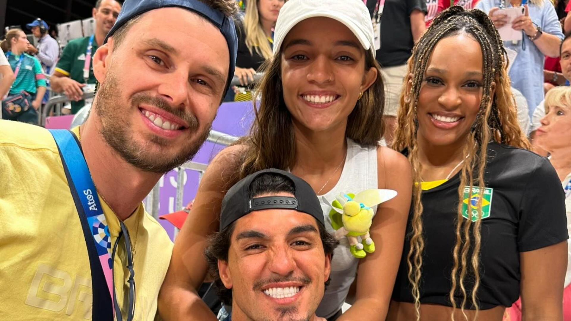 Rebeca Andrade, Medina, Fadinha e Bruninho posam juntos para foto nas Olimpíadas
