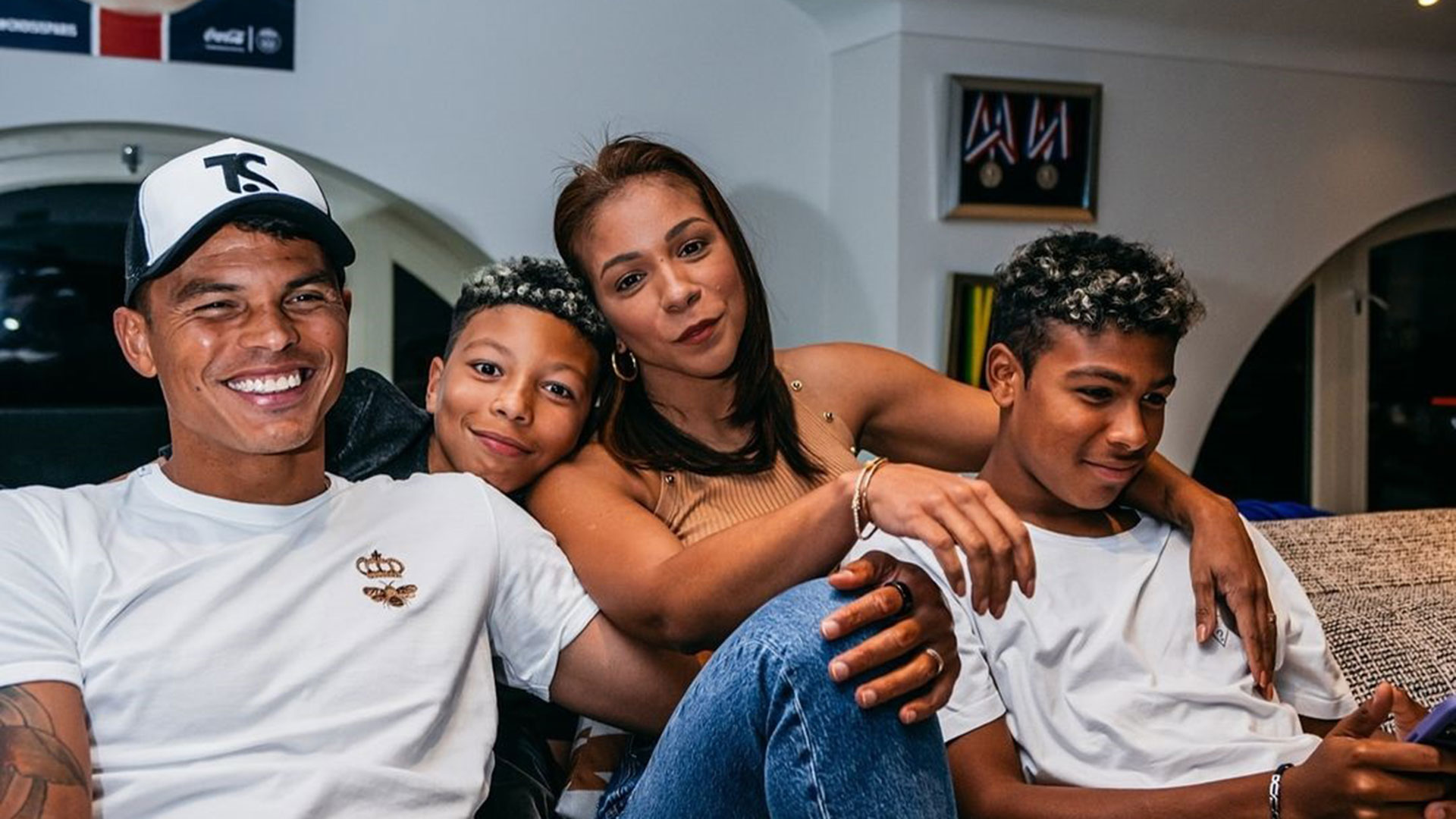 Esposa de Thiago Silva ensina filho caçula a dirigir: ‘Fez direitinho’