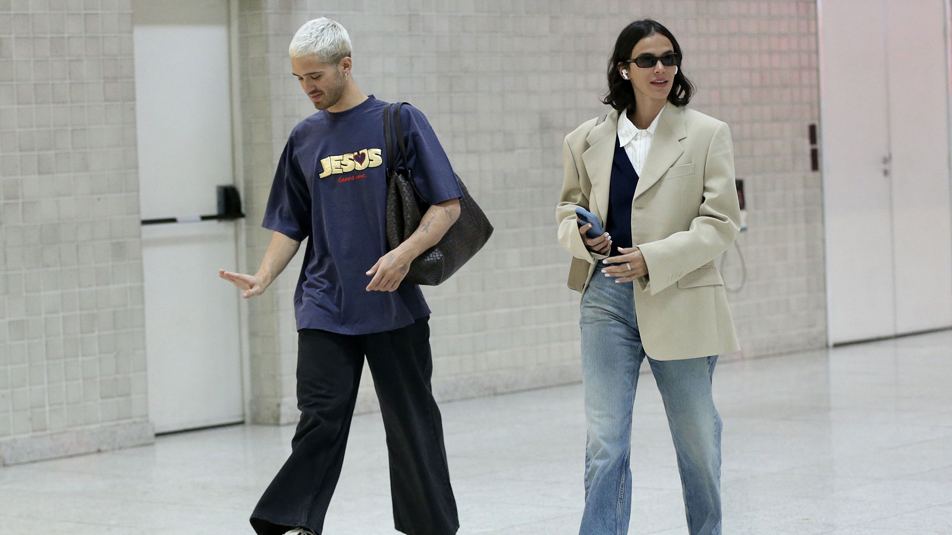 Bruna Marquezine e João Guilherme são flagrados juntos em aeroporto