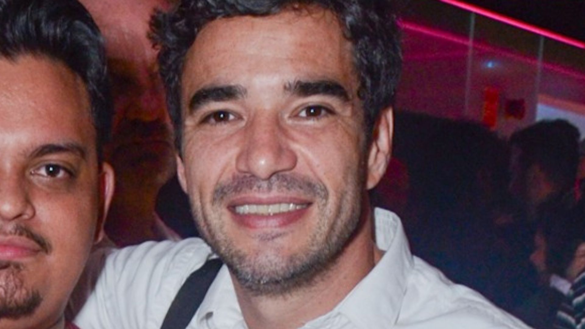 Caio Blat faz rara aparição com o filho mais velho em estreia de espetáculo