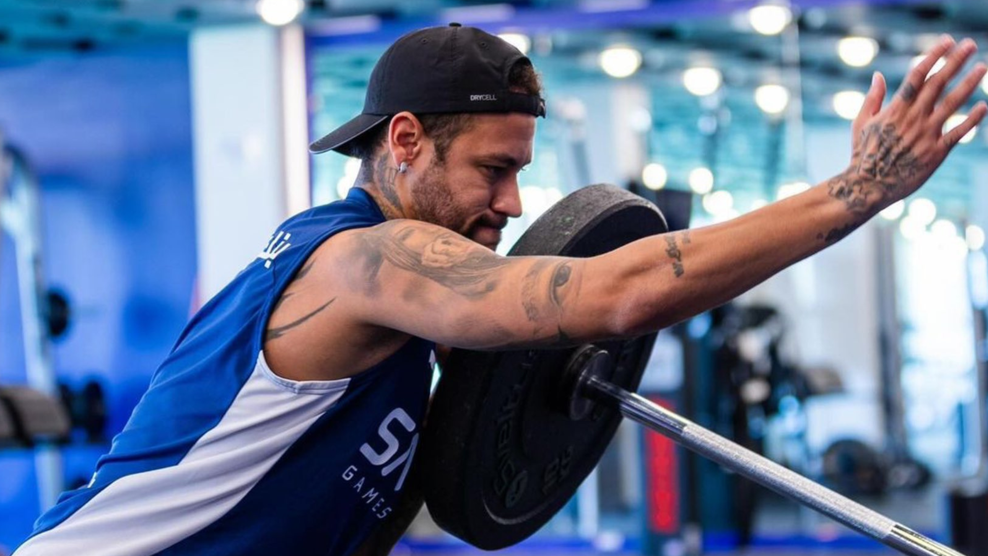 Neymar faz nova tatuagem, manda recado e web reage: ‘Esperando’