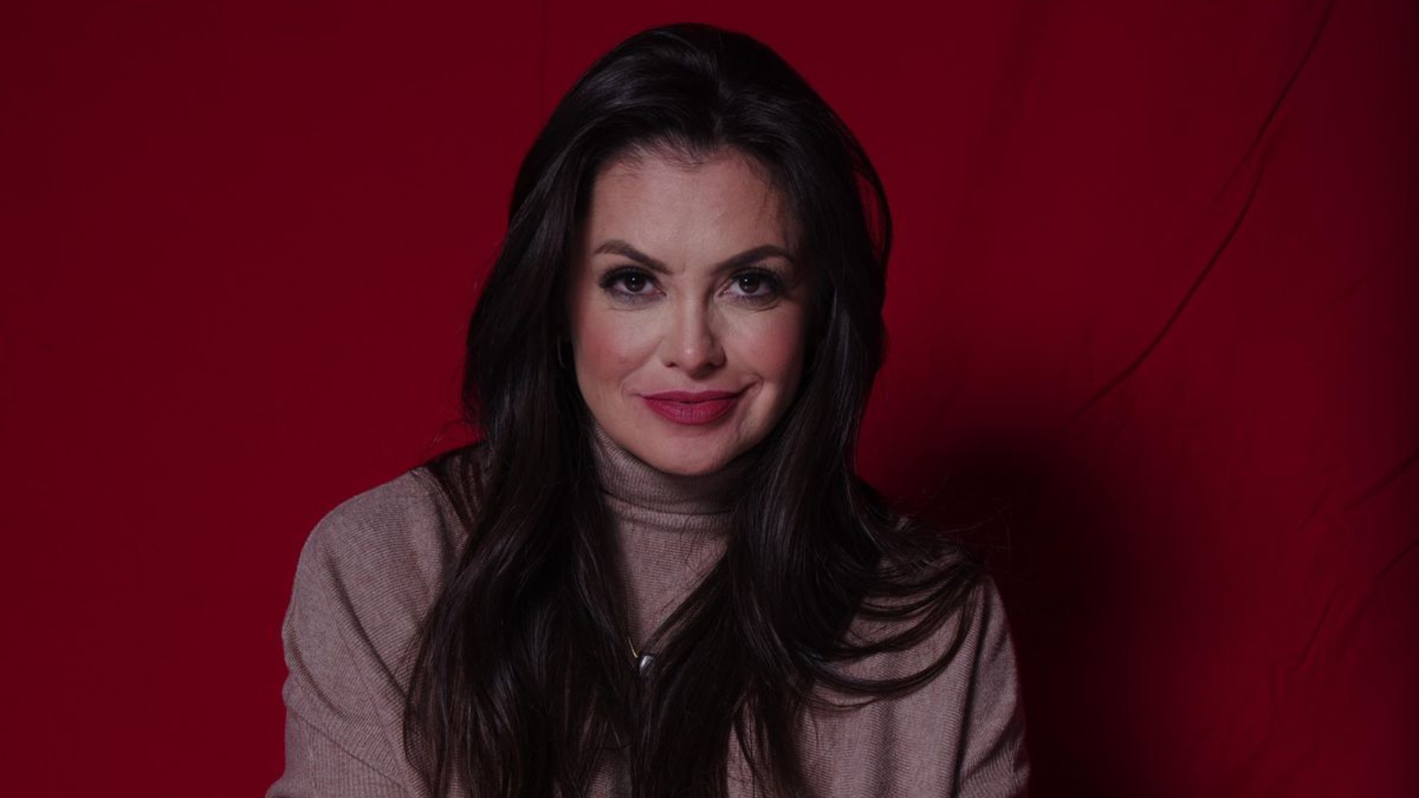 Ex-bailarina do SBT, Renata Brás encarna ciumenta nos palcos: ‘Um monstro’