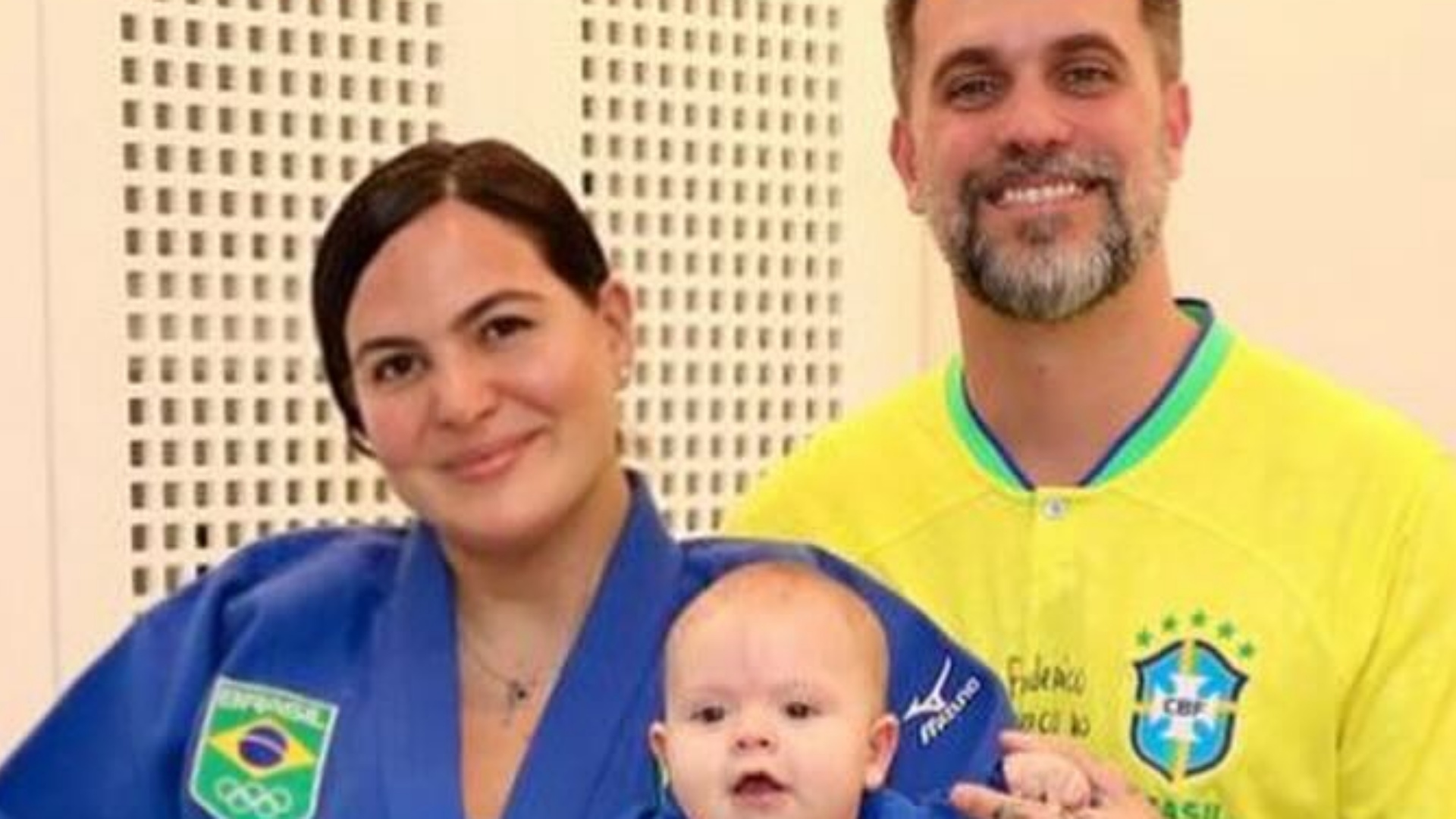 Em clima olímpico, Carol Sampaio comemora o quarto mês do filho