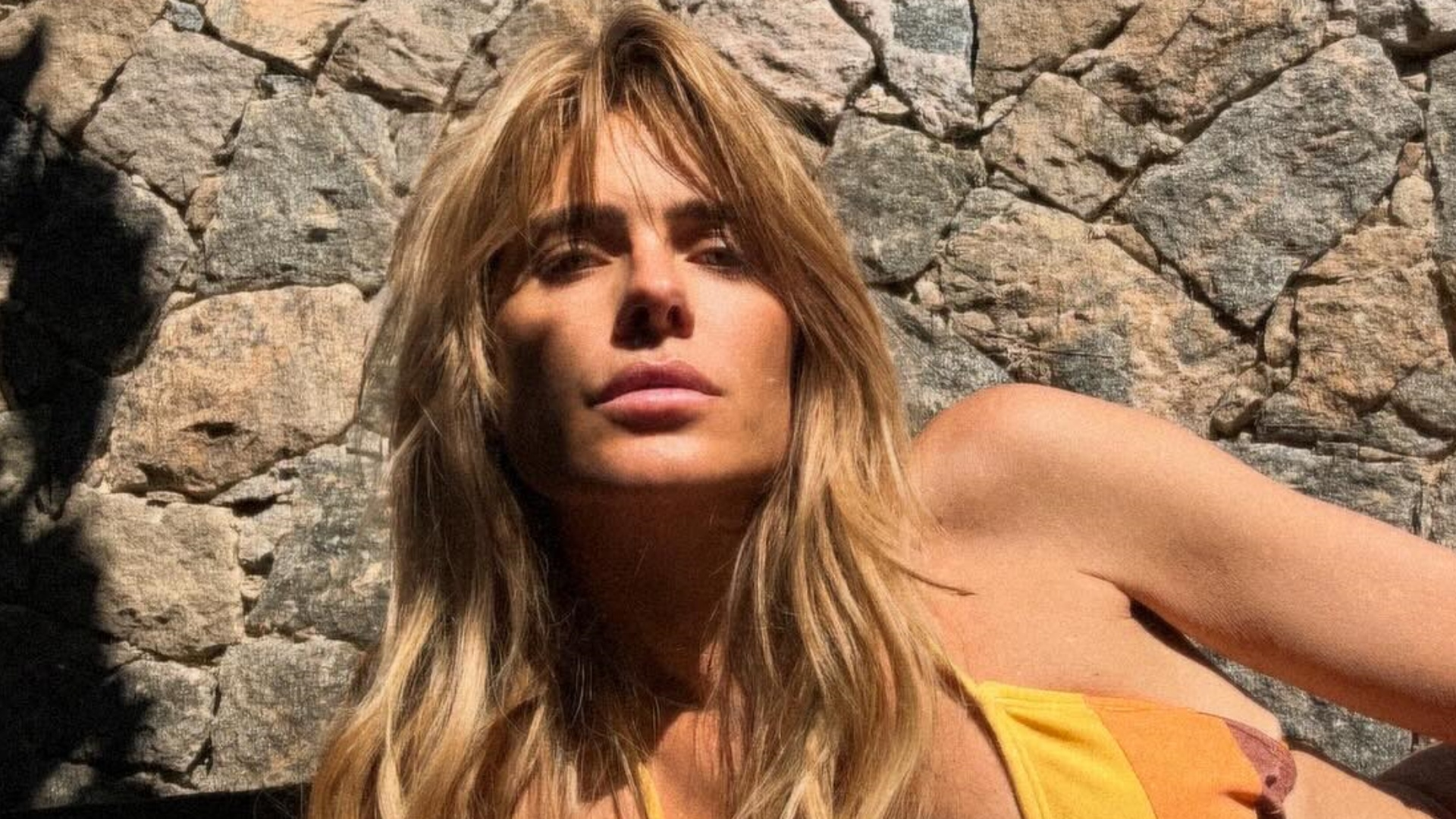 Carolina Dieckmann exibe corpão sarado ao renovar o bronzeado: “Uma deusa”