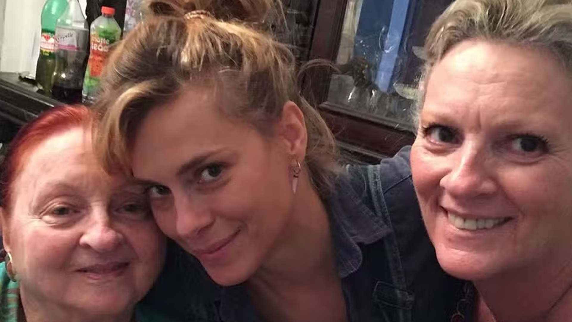 Carolina Dieckmann lamenta a perda da avó no aniversário da morte da mãe