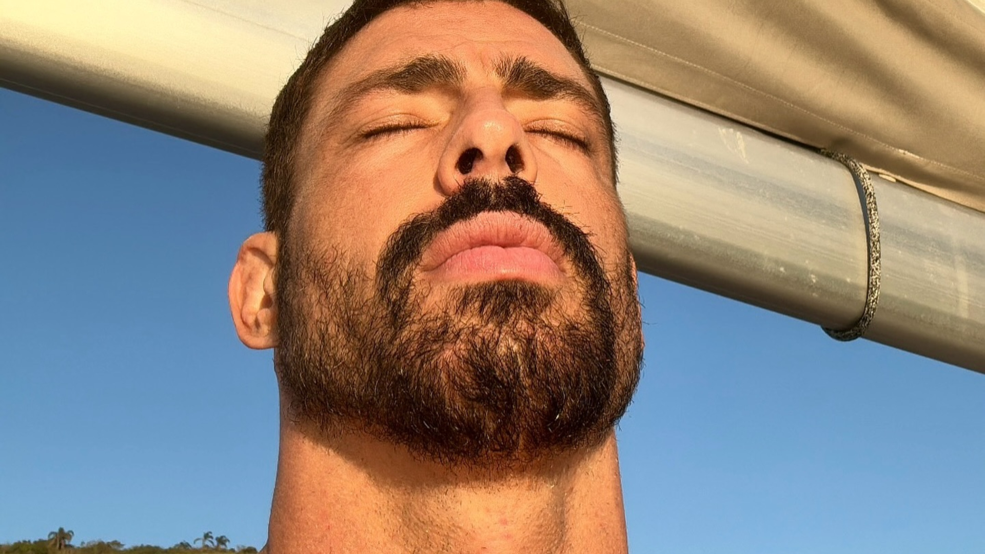 Cauã Reymond renova bronzeado em passeio de barco no Rio de Janeiro