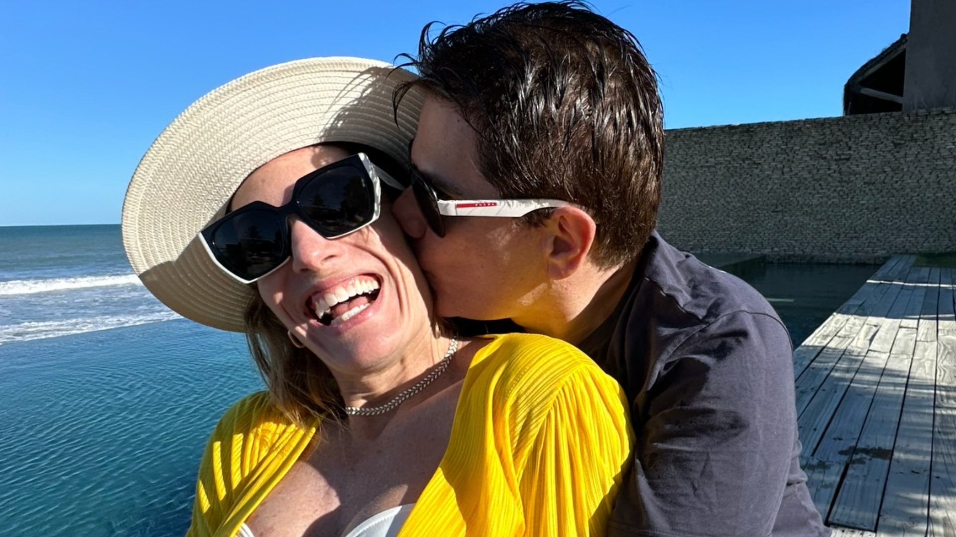Cesar Filho surge em clima de romance com Elaine Mickely durante viagem