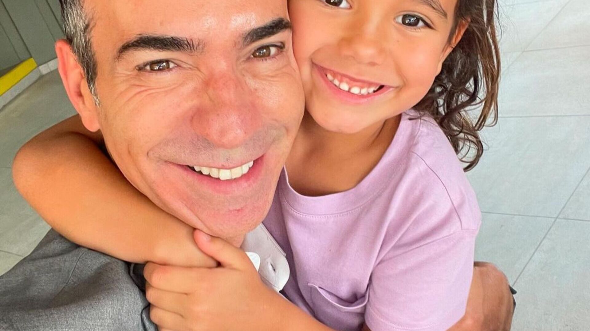 Cesar Tralli mostra reação da filha ao vê-lo e encanta: ‘Cópia fiel do pai’