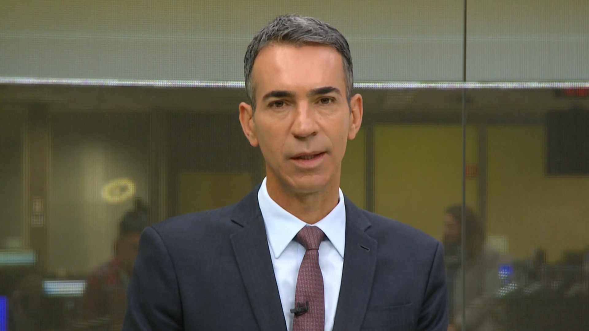 Cesar Tralli quebra protocolo e manda recado a famílias de vítimas de avião