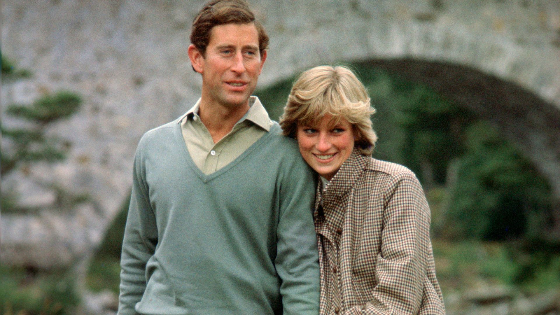 Carta escrita por Rei Charles após morte de Diana é leiloada por R$10 mil