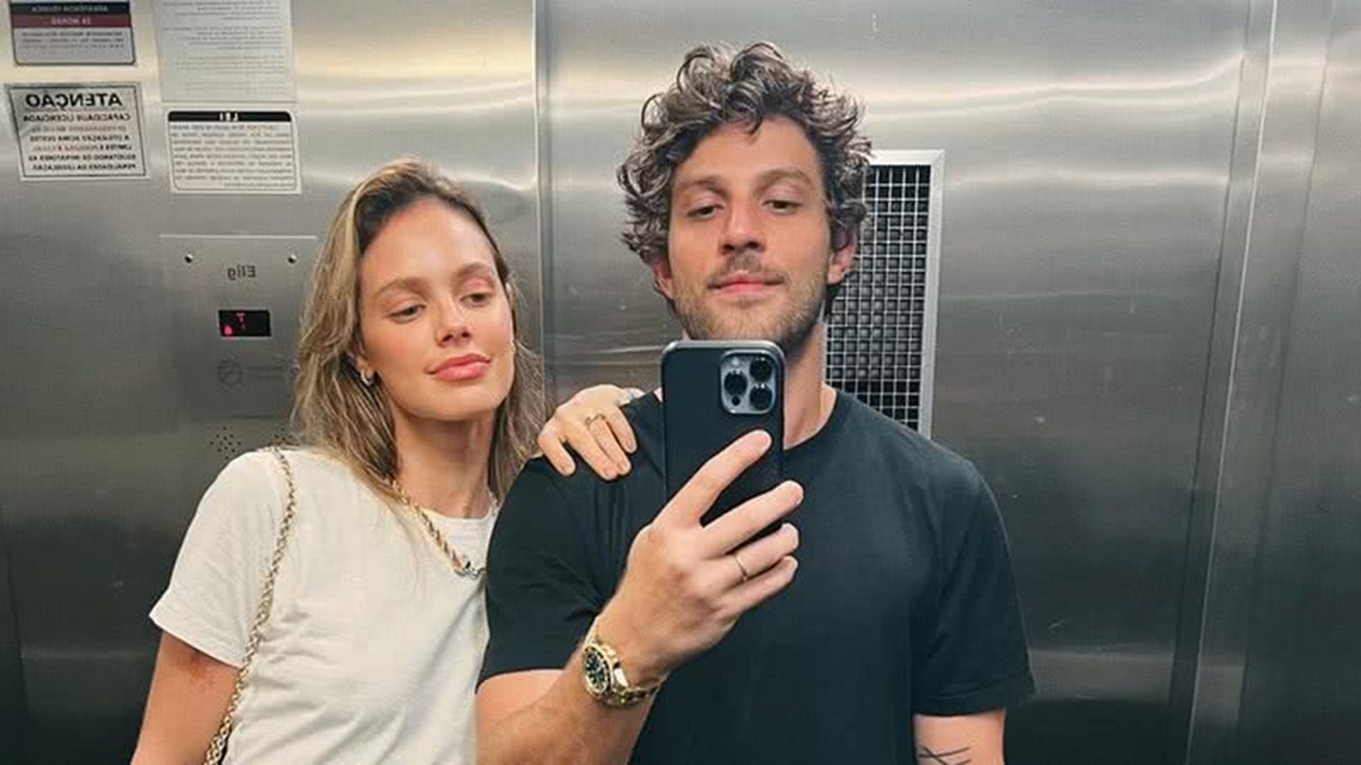 Chay Suede revela acordo que fez com esposa grávida: “Só na hora do parto”