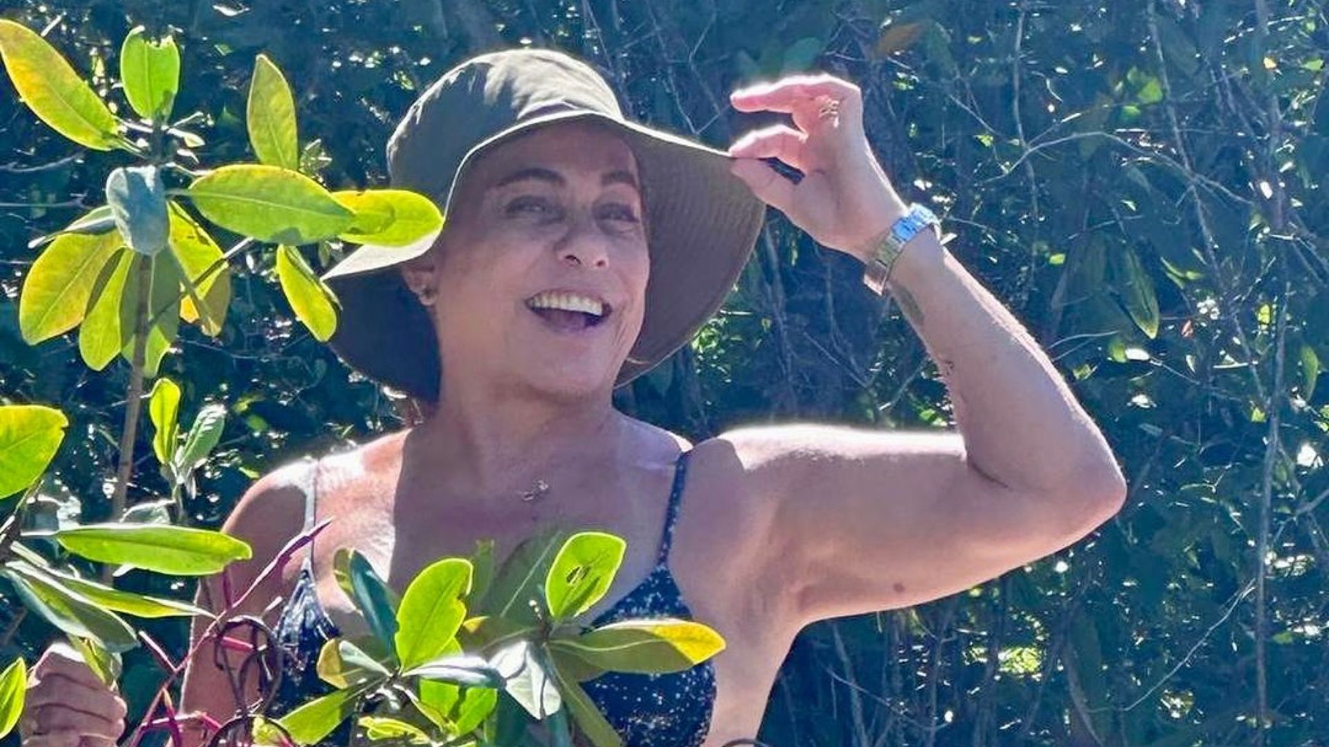 Cissa Guimarães esbanja beleza em cliques em meio à natureza