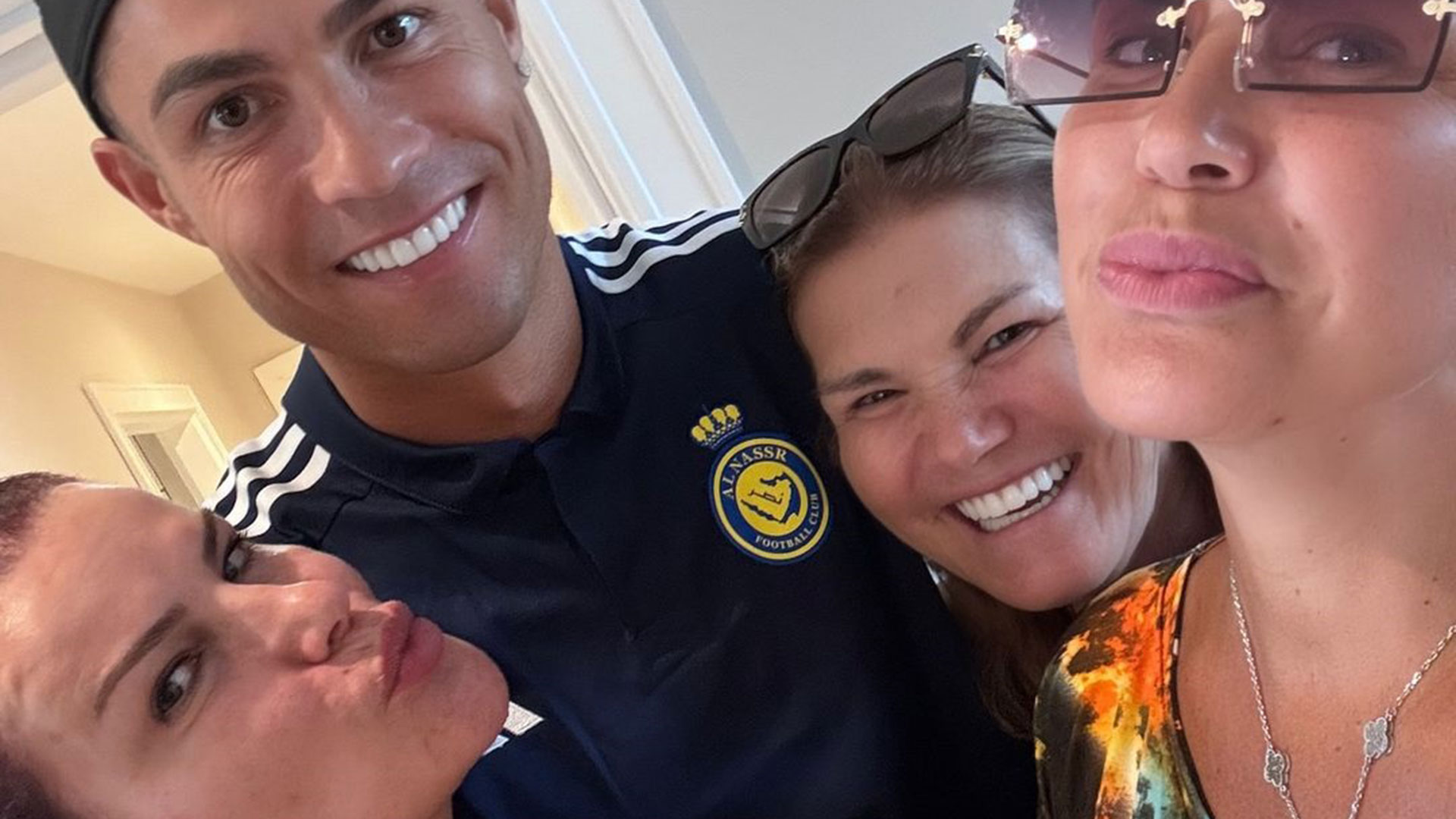 Cristiano Ronaldo surge em clique raro ao lado da família