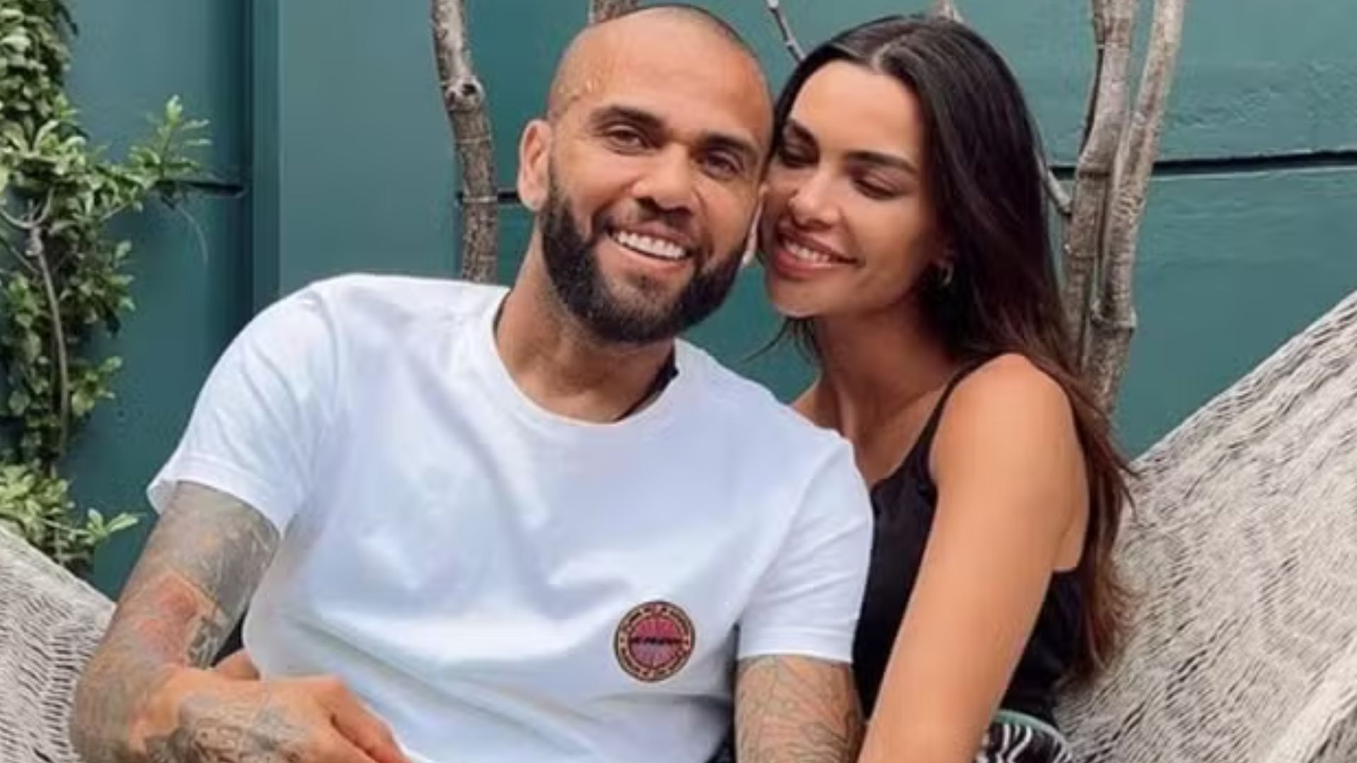Esposa de Daniel Alves mostra barriga da gravidez pela primeira vez