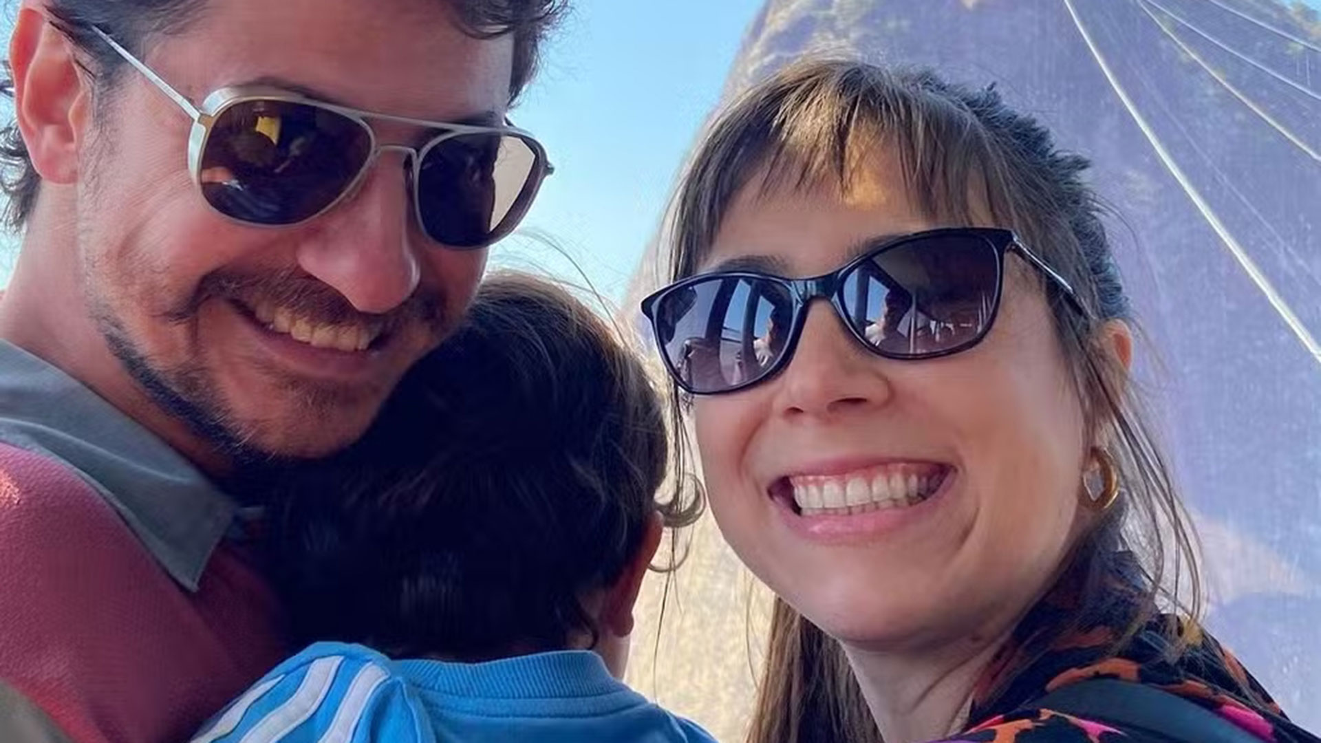 Daphne Bozaski posa sorridente ao lado do marido e do filho