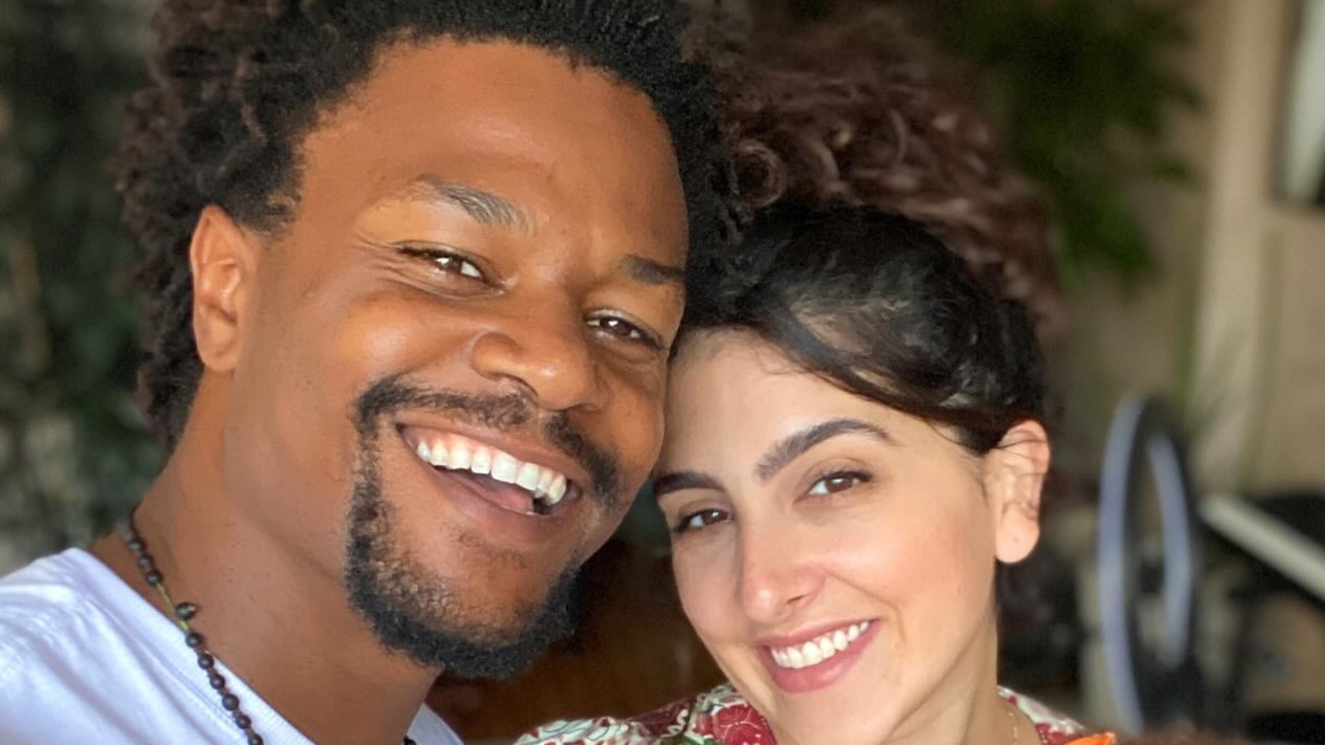 Com fotos em família, David Junior se declara para a mulher: “Tinha que ser você”