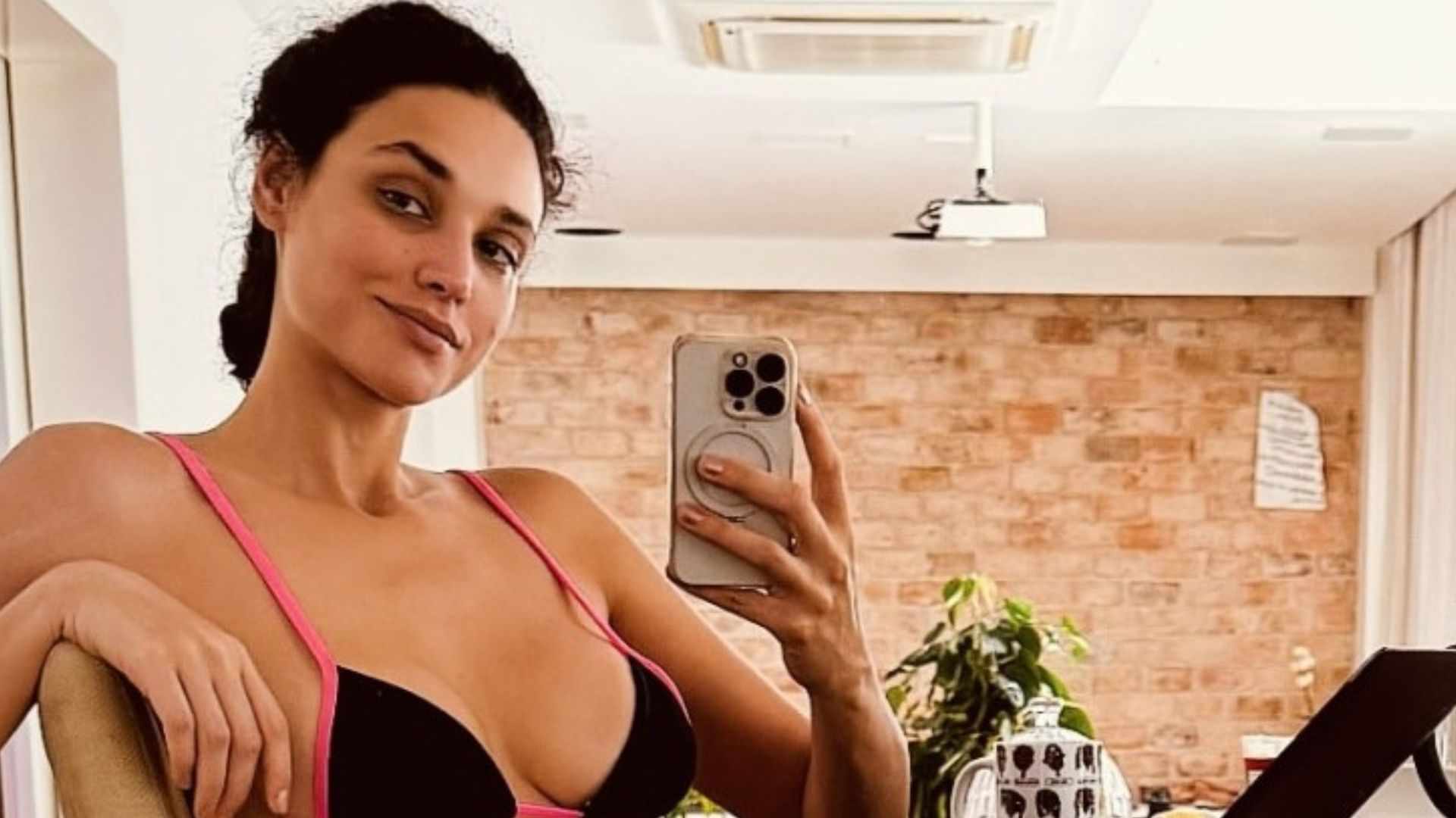 Débora Nascimento choca ao exibir suas curvas em ‘look home office’