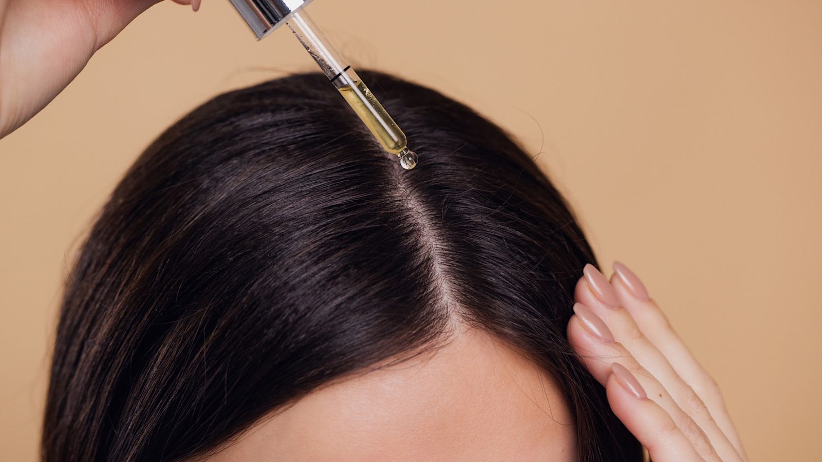 Uso de óleo para crescimento de cabelo pode ser prejudicial? Médica explica