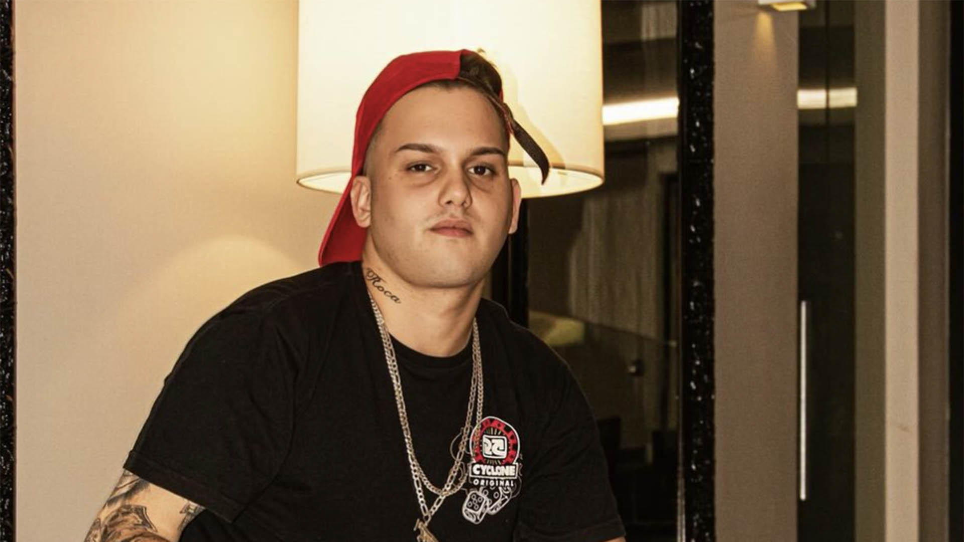 DJ Roca sofre acidente e a van fica destruída