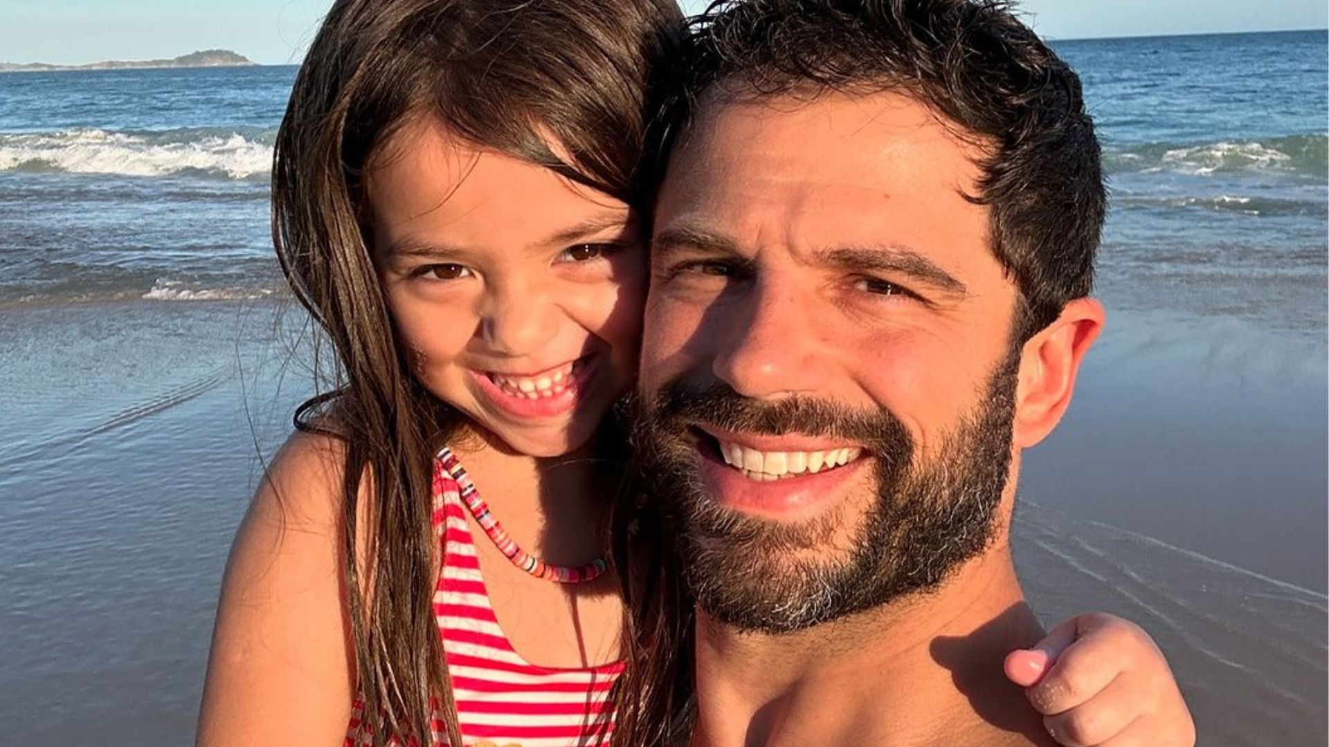 Duda Nagle encanta ao mostrar dia de praia com a filha, Zoe