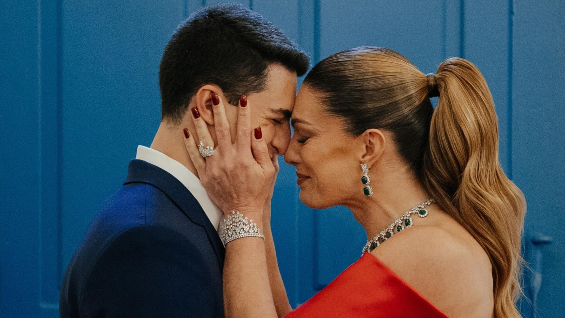 Elaine Mickely se emociona ao falar sobre o casamento do filho: “Chorei de soluçar”