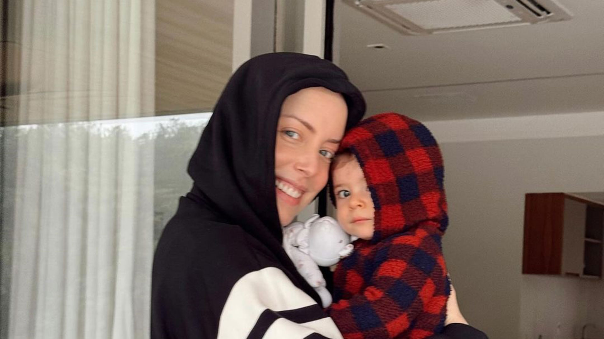 Fabiana Justus se emociona com primeiros passos do filho caçula