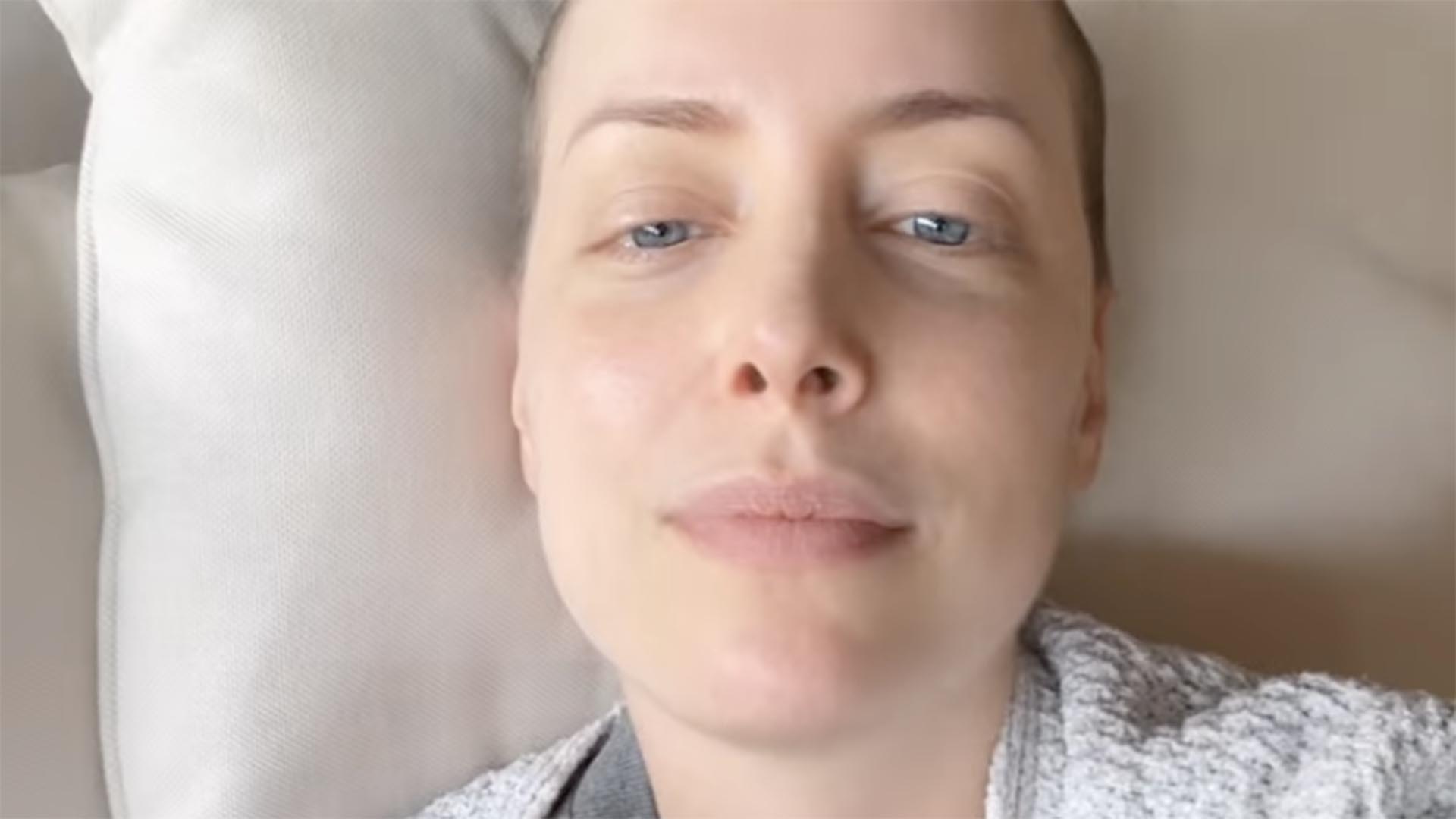 Fabiana Justus mostra a cicatriz em seu pescoço após cirurgia