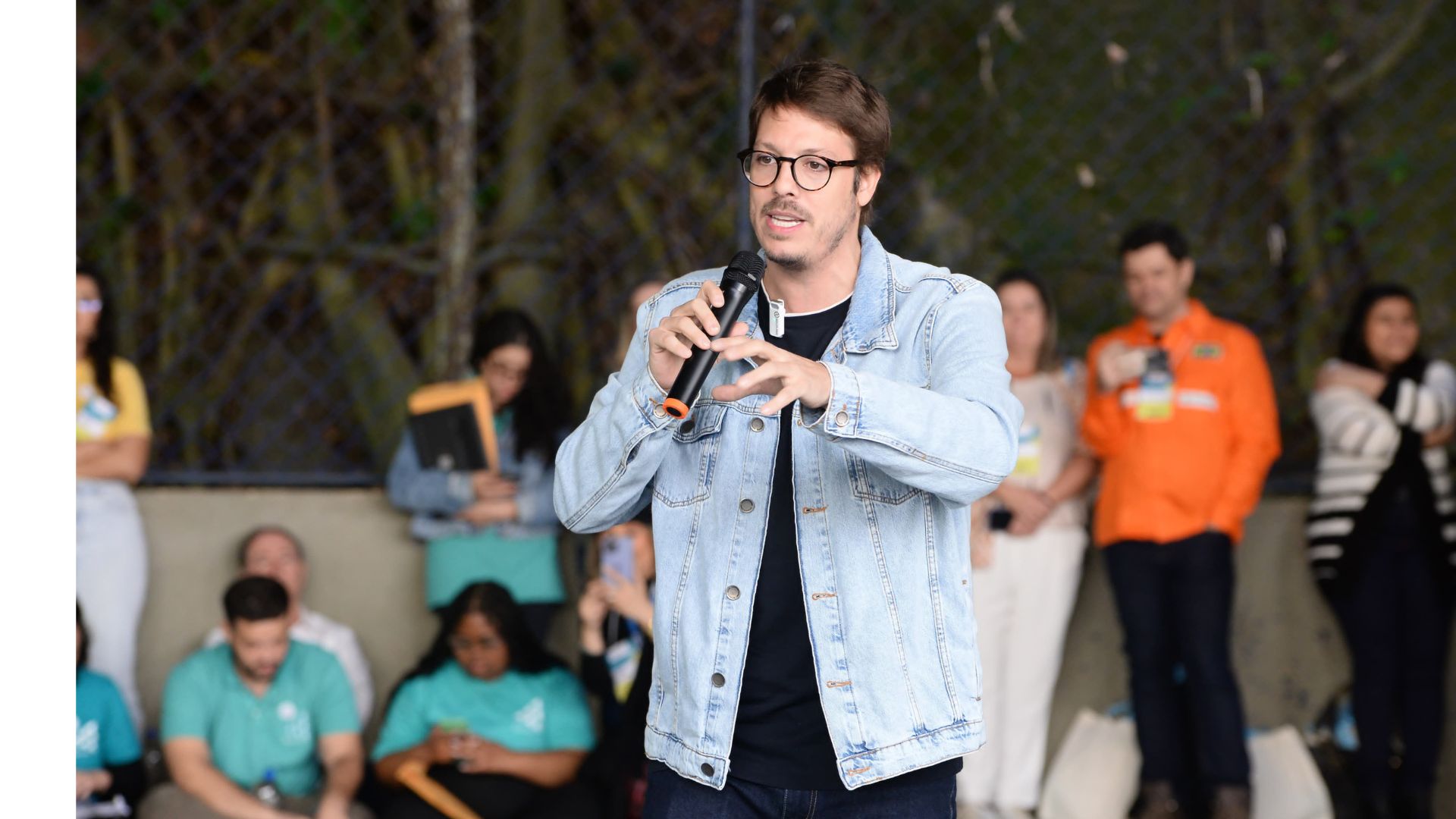 Fábio Porchat visita estudantes da rede pública no ‘Dia D Voluntariar’