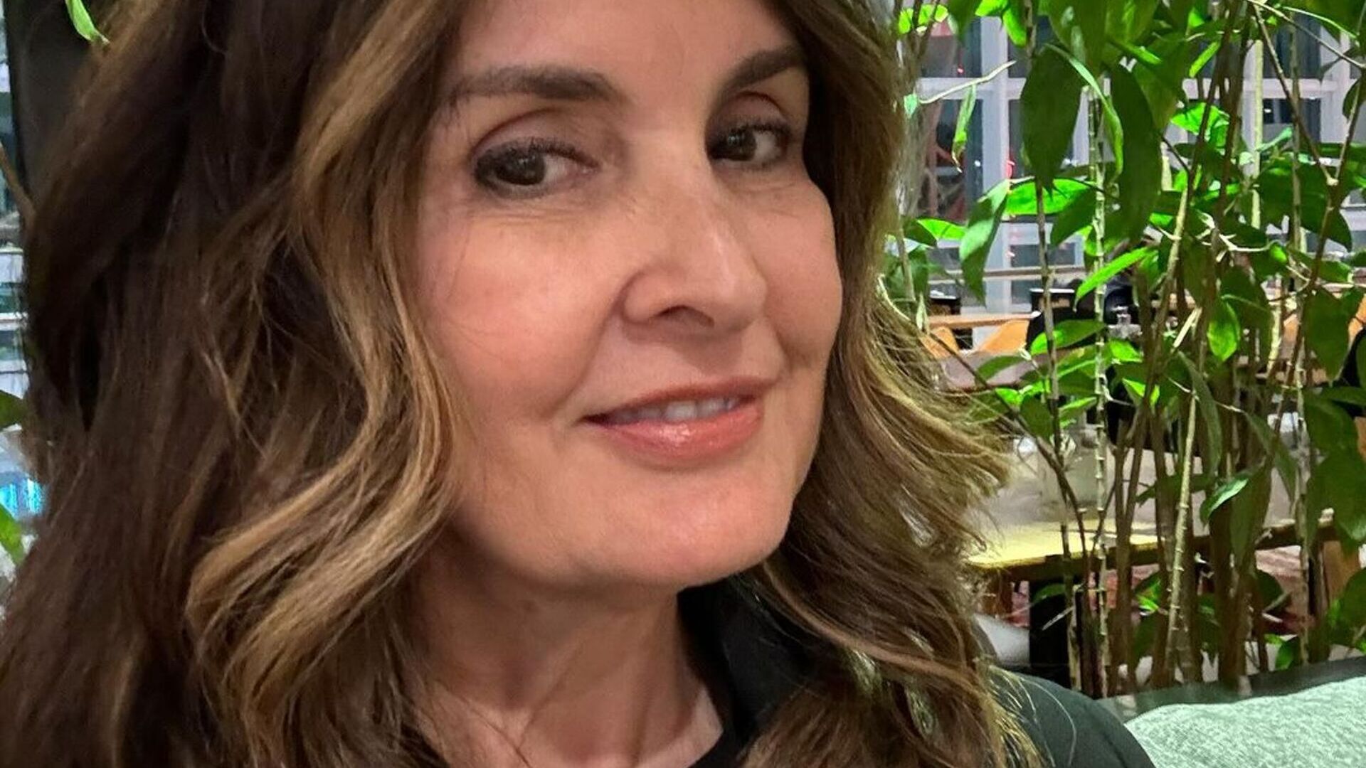 Fátima Bernardes renova o visual após voltar de viagem e exibe resultado