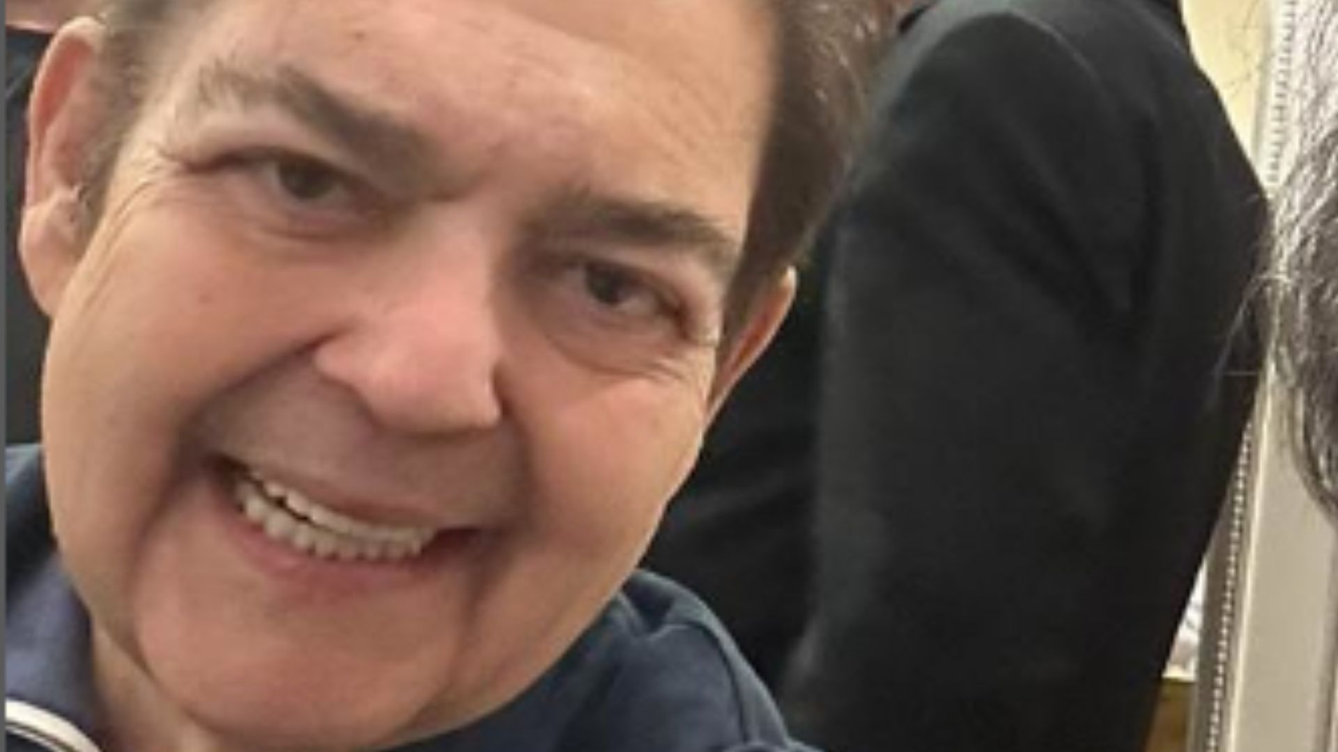 Faustão reúne os amigos em noite de pizza e surge sorridente