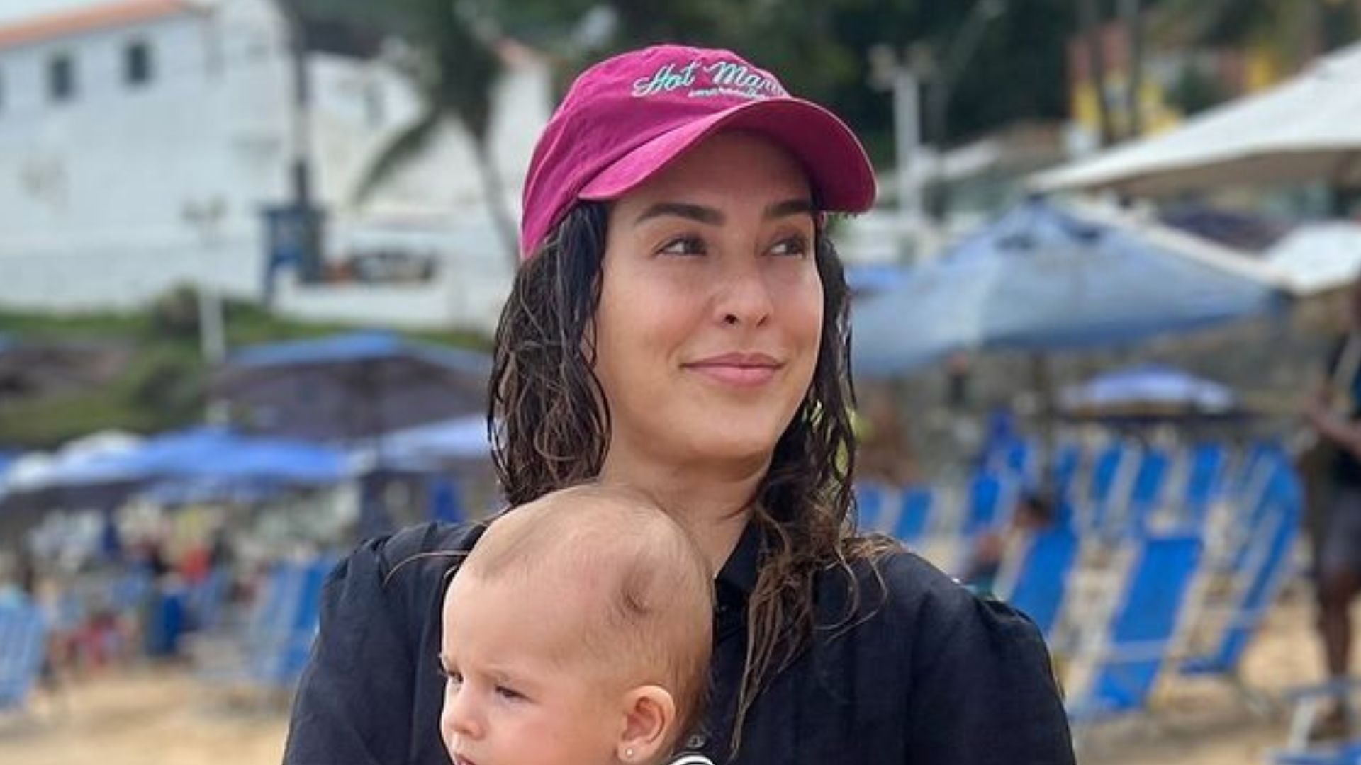 Fernanda Paes Leme encanta ao mostrar a filha toda sorridente na praia