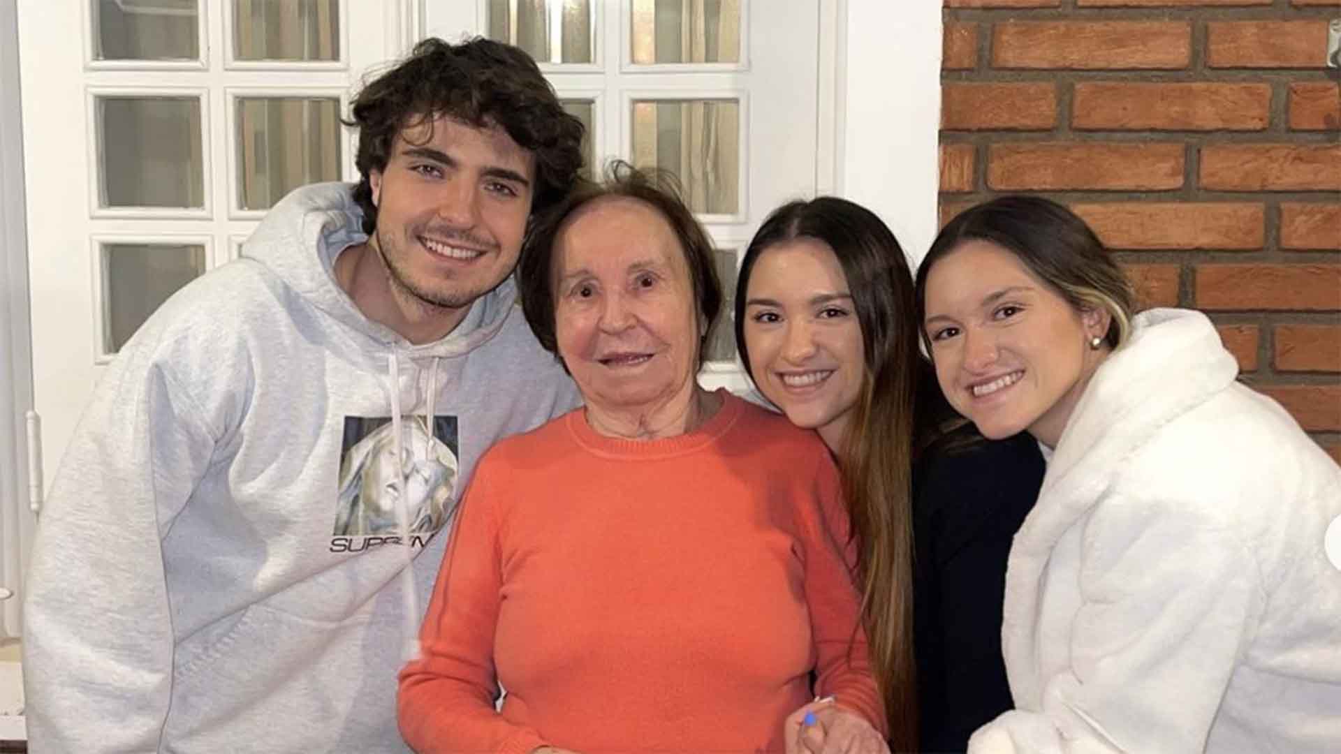 Mãe de Gugu Liberato completa 95 anos e ganha homenagem dos netos
