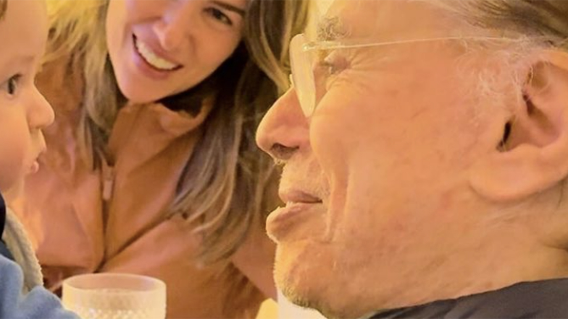 Filho de Rebeca Abravanel surge em foto com Silvio Santos: ‘Vovô Senor’