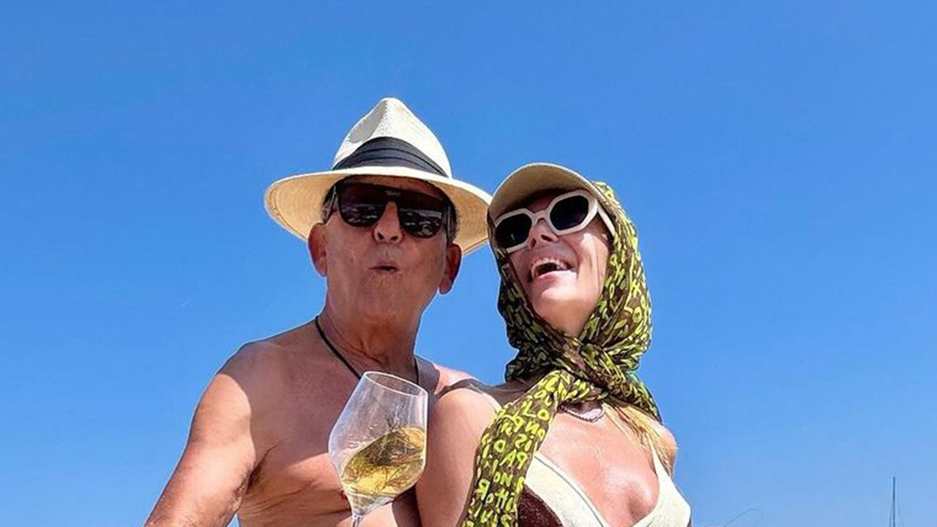 Galvão Bueno curte praia na França ao lado da esposa