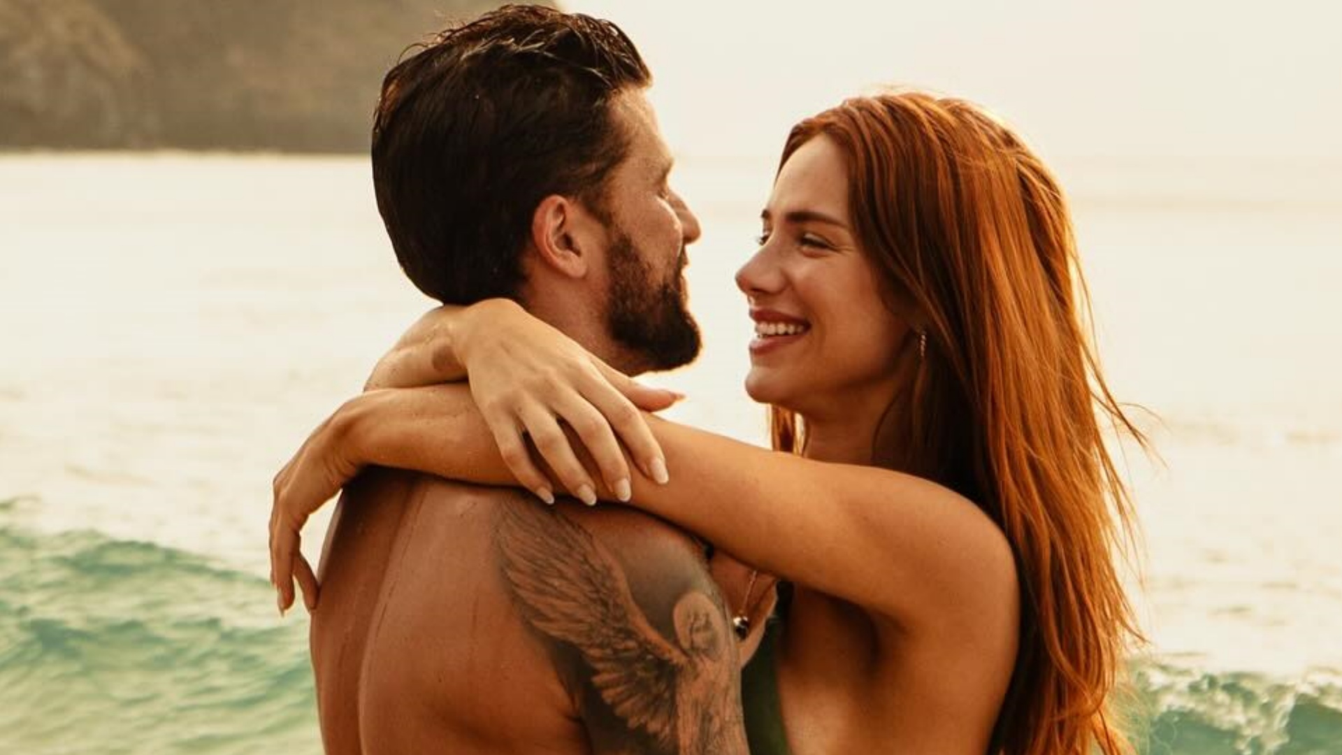 Giovanna Ewbank ganha ‘mão boba’ de Bruno Gagliasso em cliques na praia