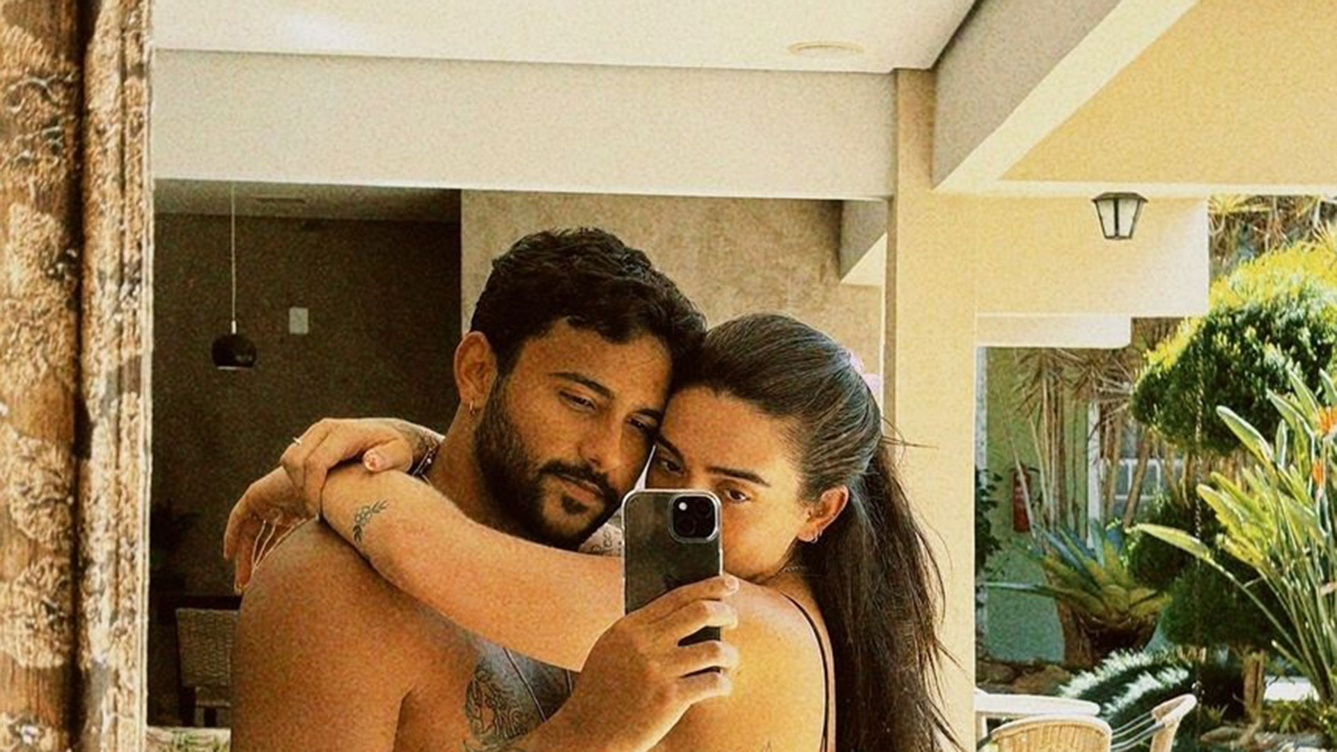 Lucas Pizane e Giovanna Lima posam coladinhos em viagem