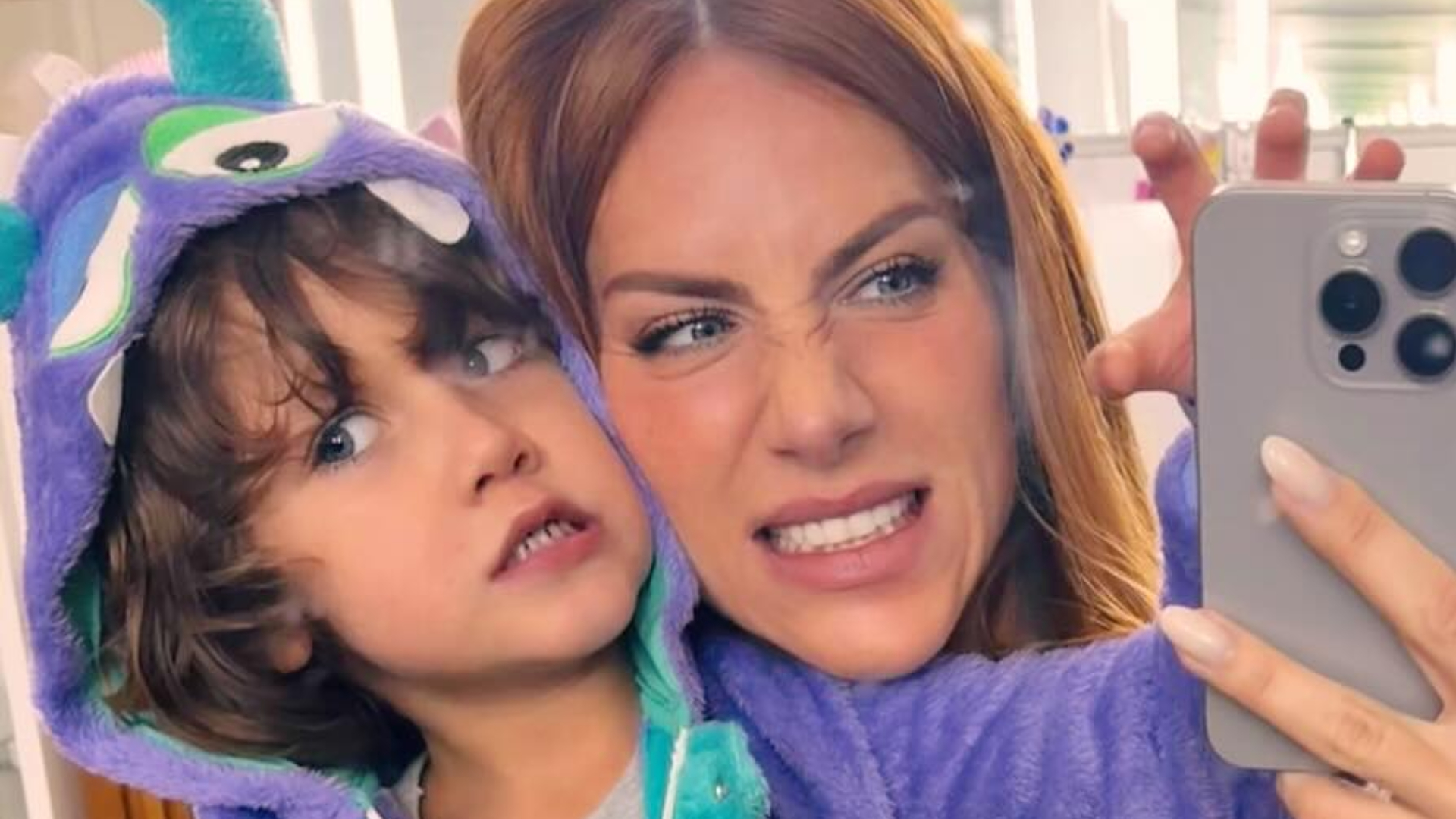 Giovanna Ewbank divide momento carinhoso com o filho caçula, Zyan: ‘O dia todo juntinhos’